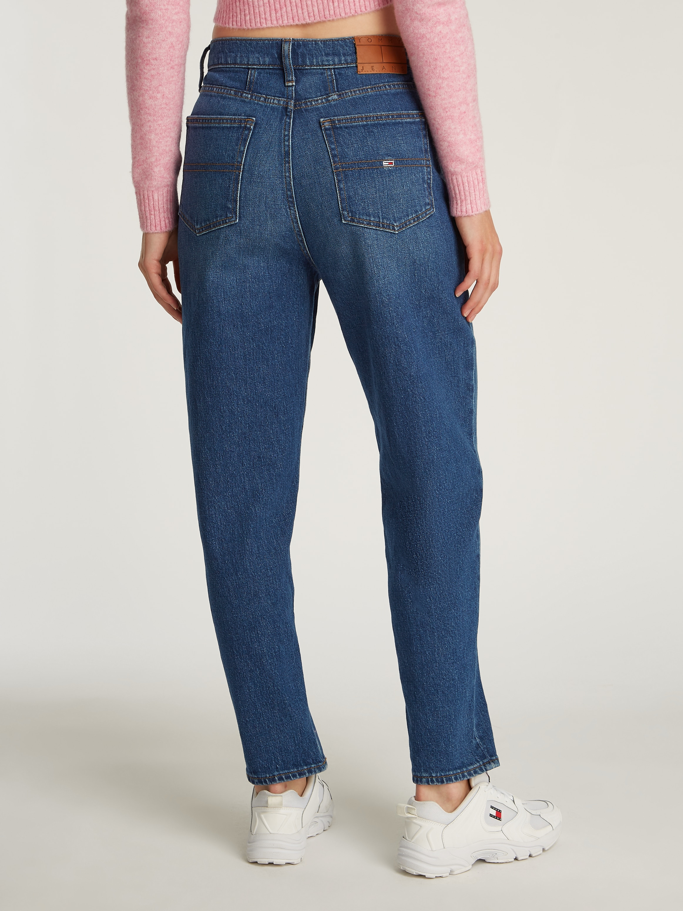 Tommy Jeans Mom-Jeans »Tommy Jeans - High waist - Mom-Jeans«, mit Logo-Badge und Stickereien