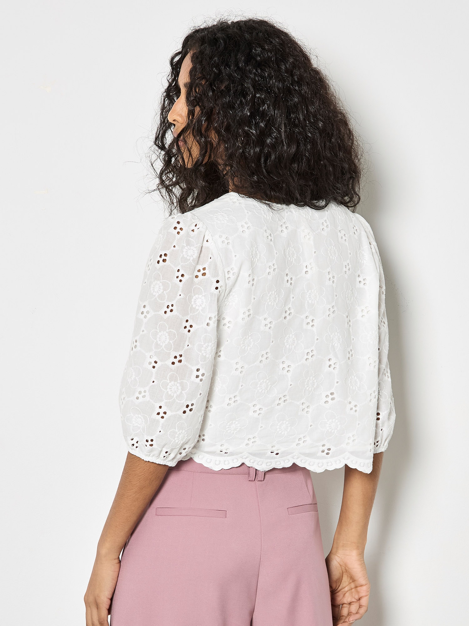Apricot Klassische Bluse »Top mit Gänseblümchen-Broderie-Anglaise-Knöpfen« Stickerei