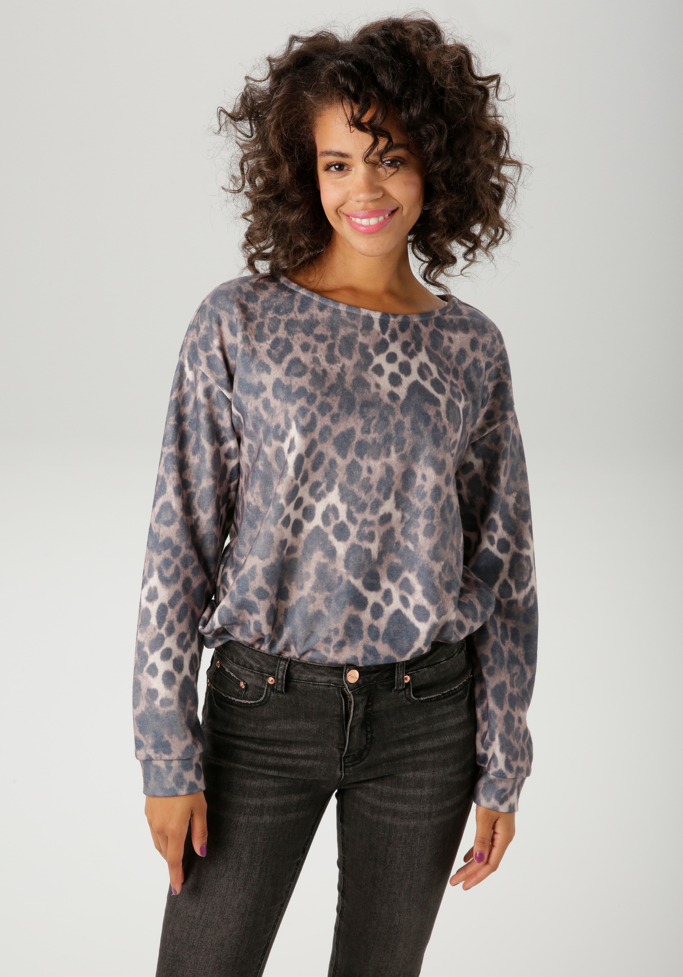 Aniston CASUAL Sweatshirt , mit trendigem Leo-Druck - jedes Teil ein Unikat
