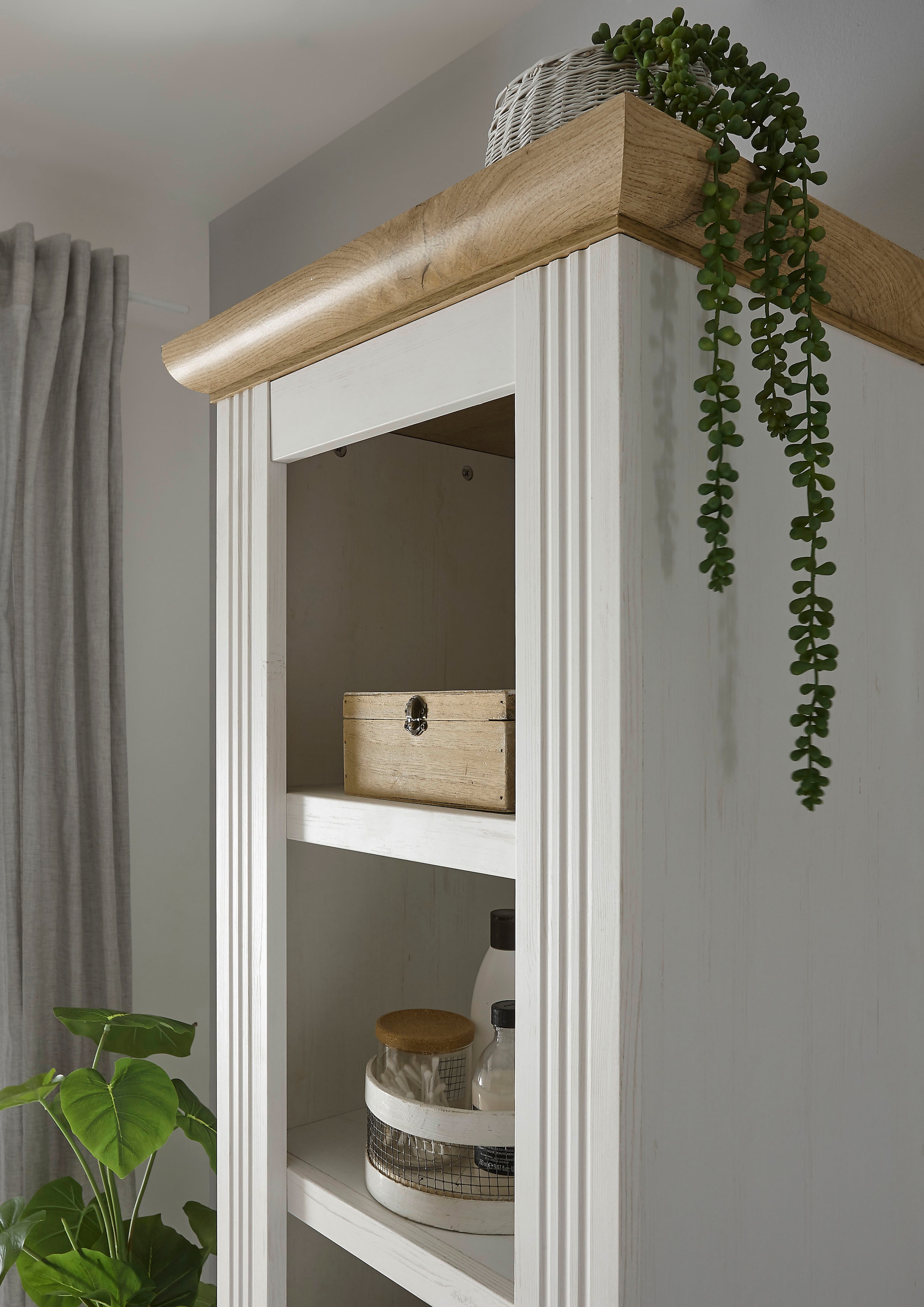 OTTO home Stauraumschrank »WESTMINSTER, Badschrank im Landhausstil, Schrank mit Metallgriffen« in 2 Farben verfügbar, mit offenen Fächern und Stauraum