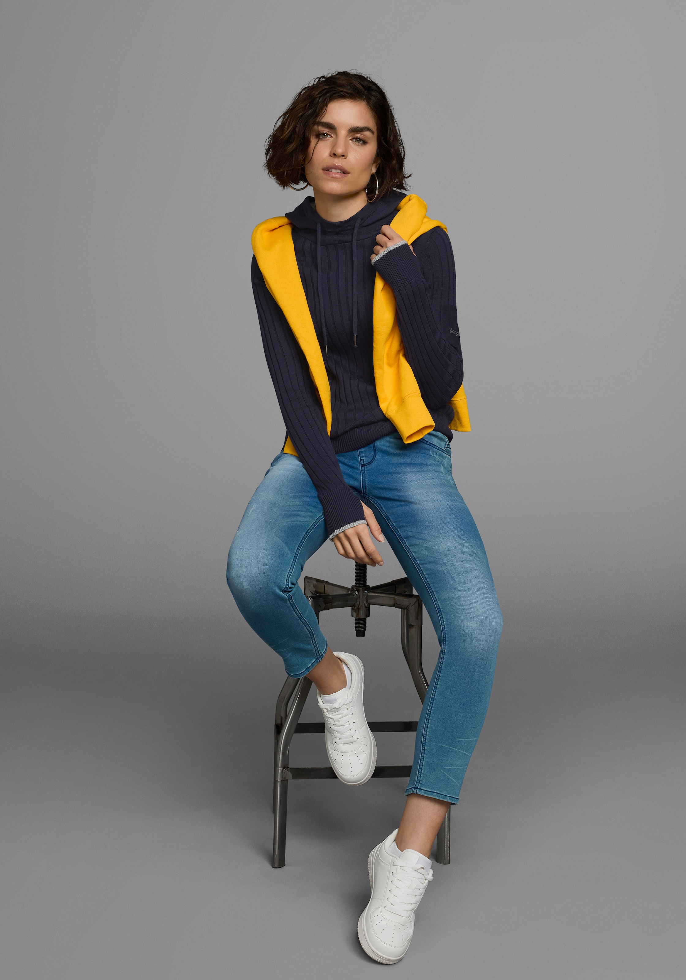 KangaROOS Strickpullover, mit kontrastfarbener Kapuzeninnenseite und Logodruck auf dem Arm