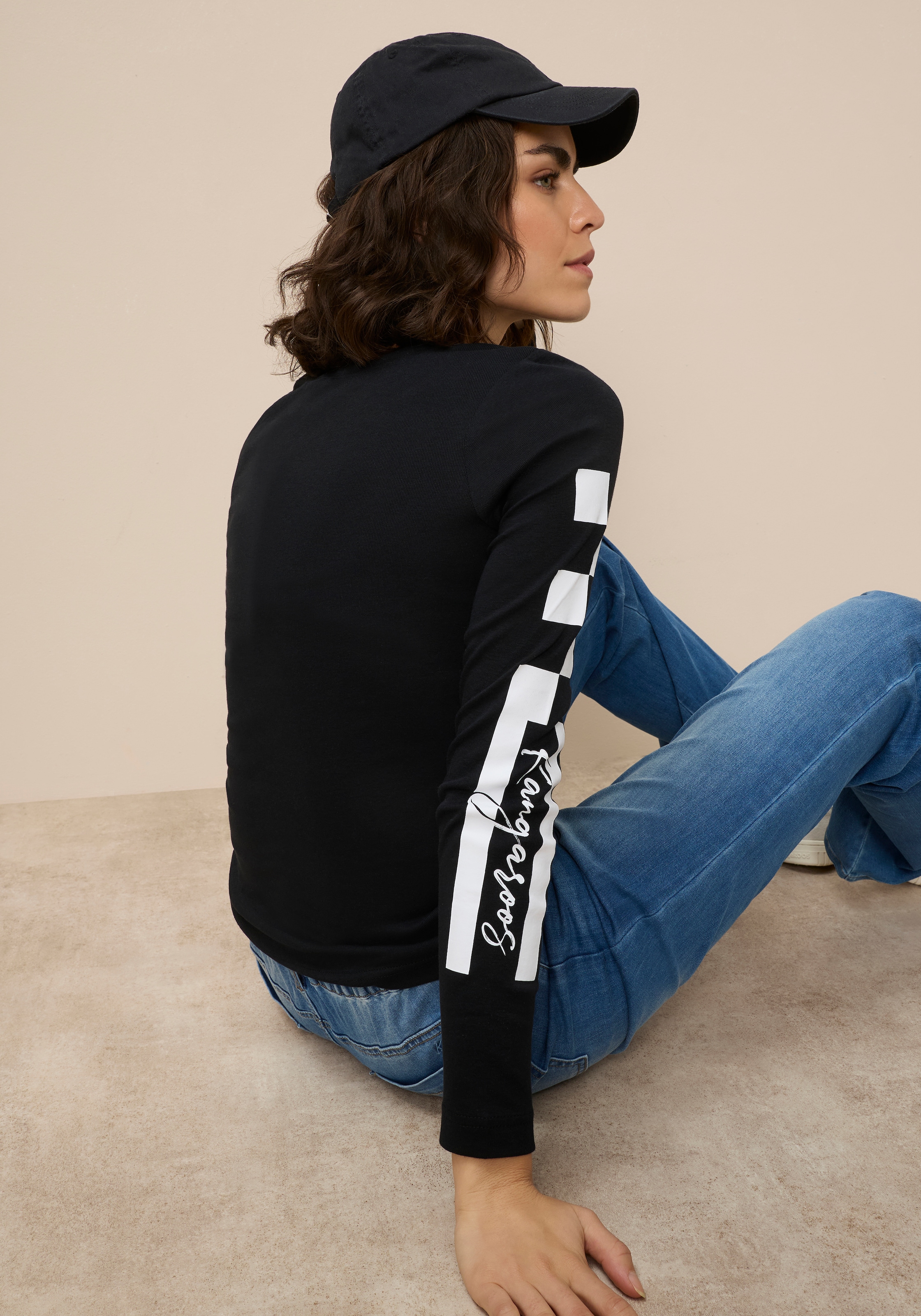 KangaROOS Langarmshirt Langarm,  sehr figurbetonte Passform,  aus Baumwolle