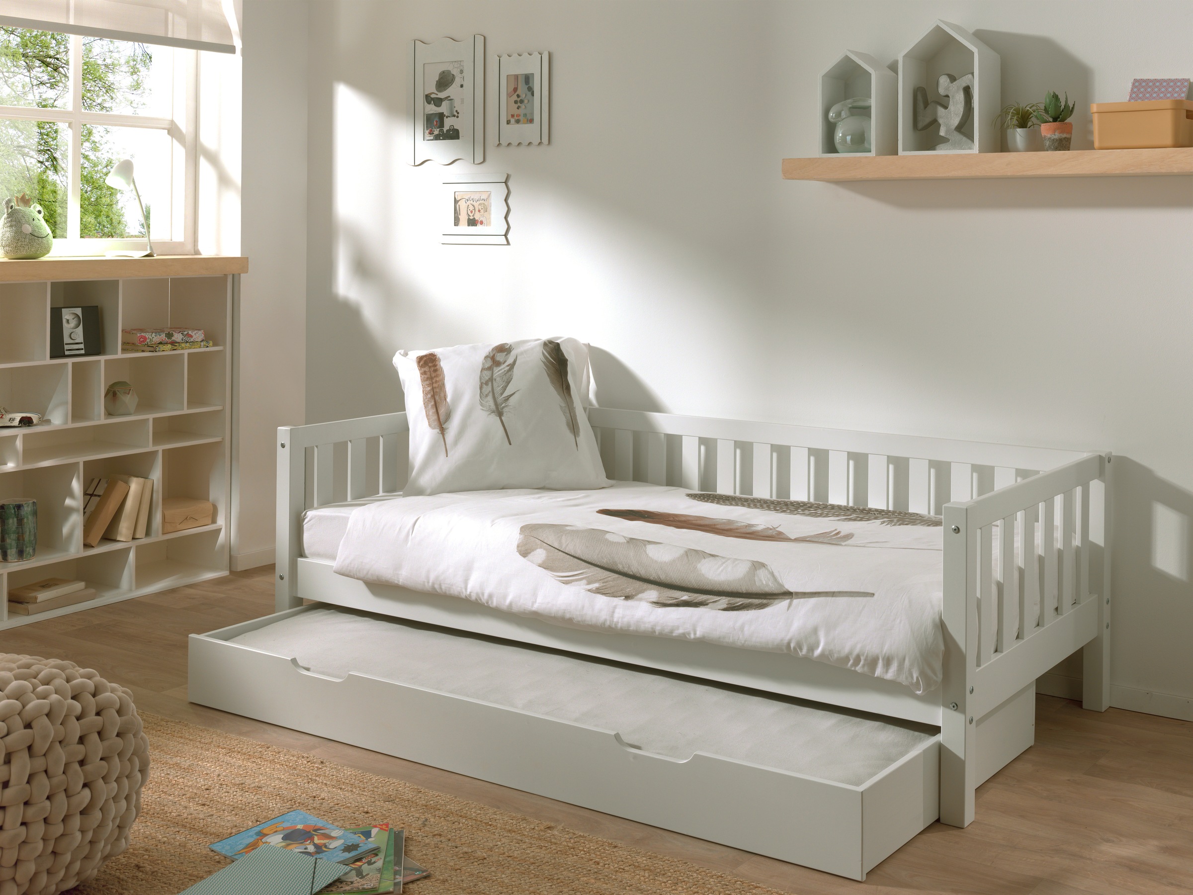 Vipack Einzelbett »Sprossenumrandung, Kiefer massiv, stabil gebaut und zeitloses Design«, (B/H/T ca. 211,2x68x97,8cm, Ausf. Milky Pine oder Weiß), inkl. Rolllattenrost, mit oder ohne Bettschublade