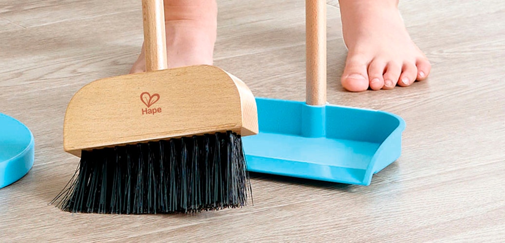 Hape Kinder-Besen »Spielzeug-Putzset mit Ordnungsständer«, (Set, 6 tlg.)