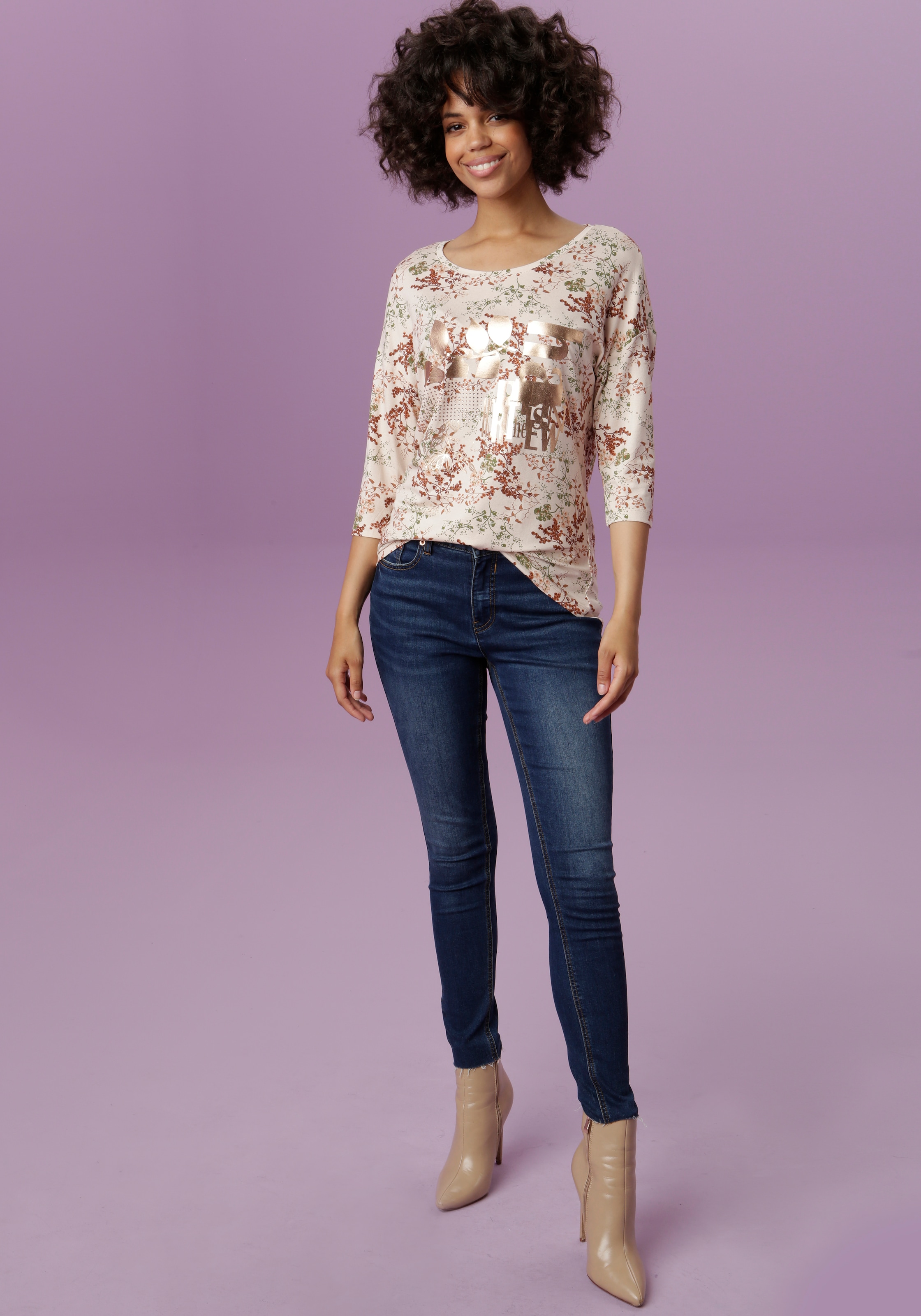 Aniston CASUAL Rundhalsshirt, mit Glitzersteinchen und glänzendem  Folienprint verziert bei ♕