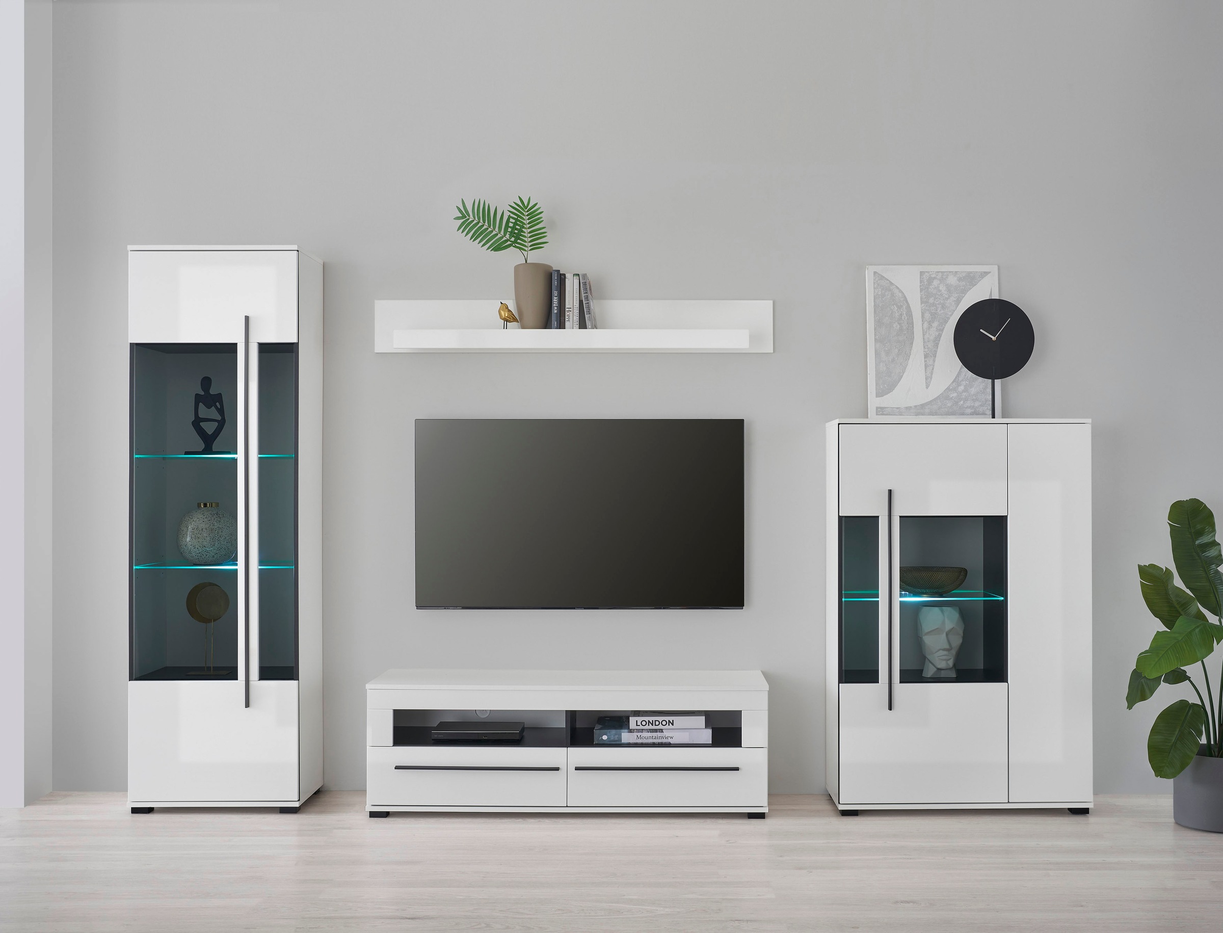 INOSIGN Vitrine »Cantara, Vitrinenschrank in Eiche Evoke oder weiß, Standvitrine«, schwarzer Stangengriff, ausreichend Stauraum, vielseitig einsetzbar