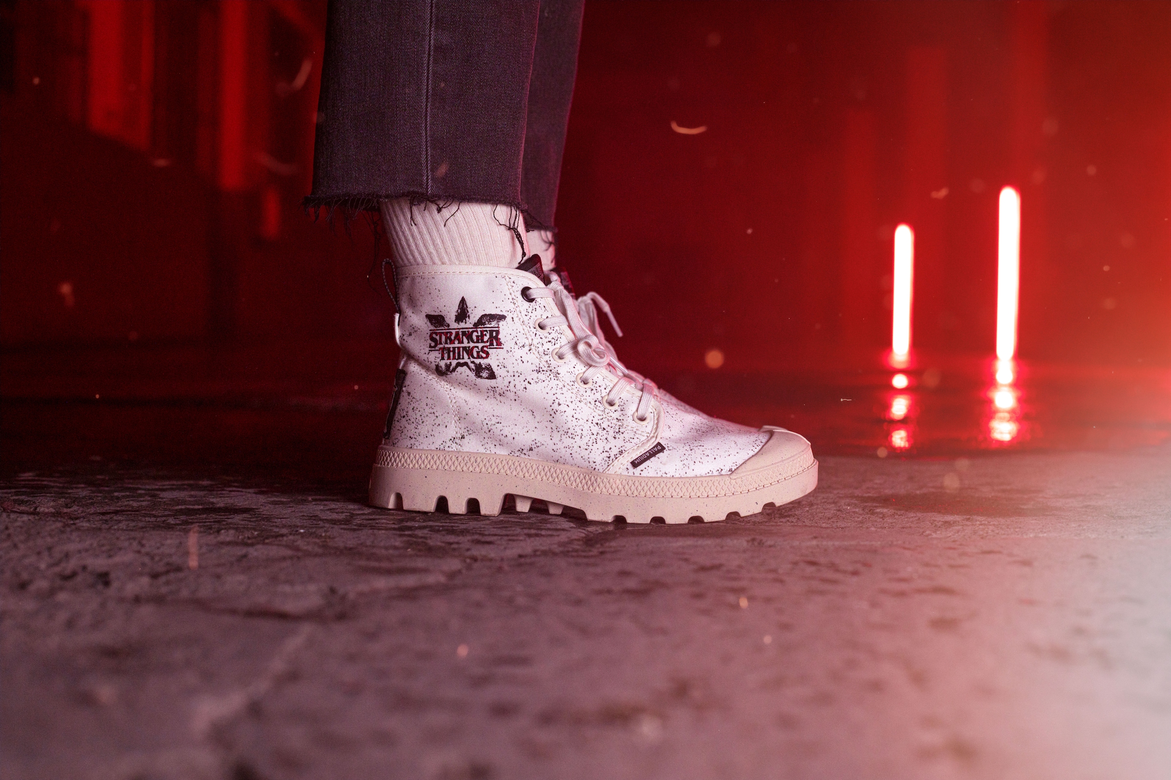 Palladium Schnürboots »STRANGER THINGS X PAMPA DEMODOG«, Schnürstiefel aus Canvas mit Print