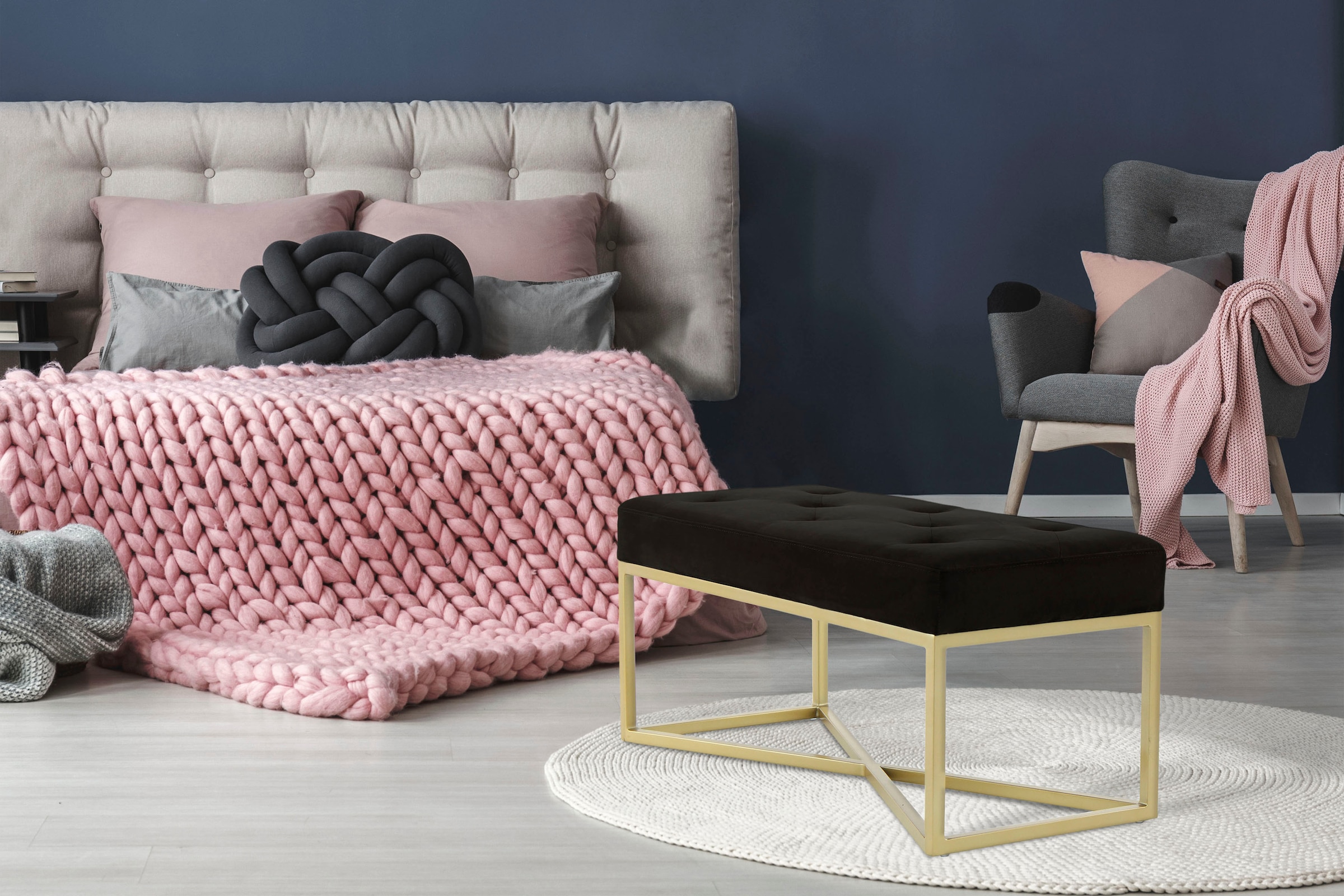 Kayoom Hockerbank »Cameron 125, glamouröses Design, glänzenden Metallfüßen, in Samt-Look«, (1 St.), bequem, elegant, mit Zierknöpfen, Gold-coated Eisengestell