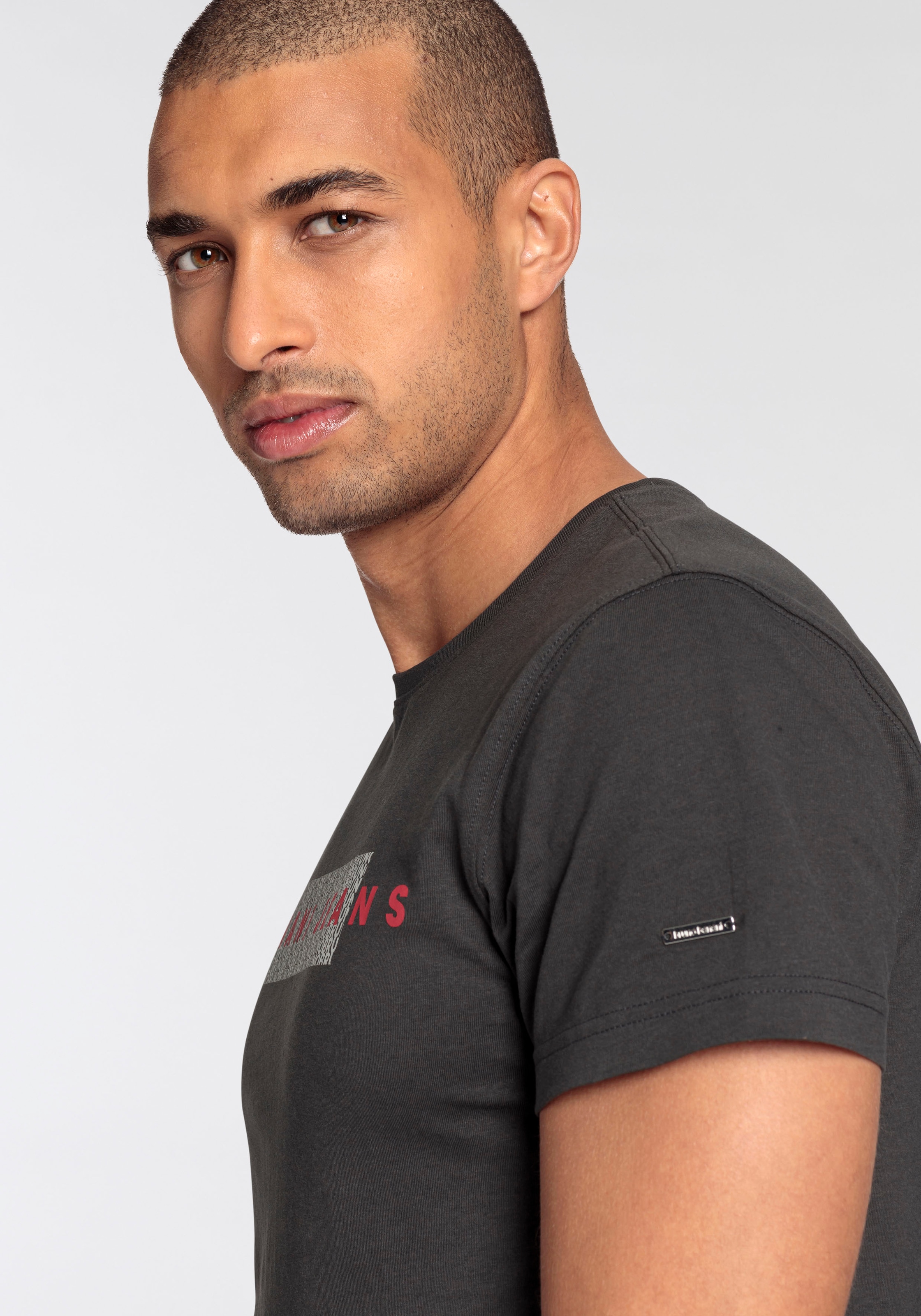 Bruno Banani Rundhalsshirt, schmal geschnitten, mit lässigem Print, Rundhals, casualer Stil