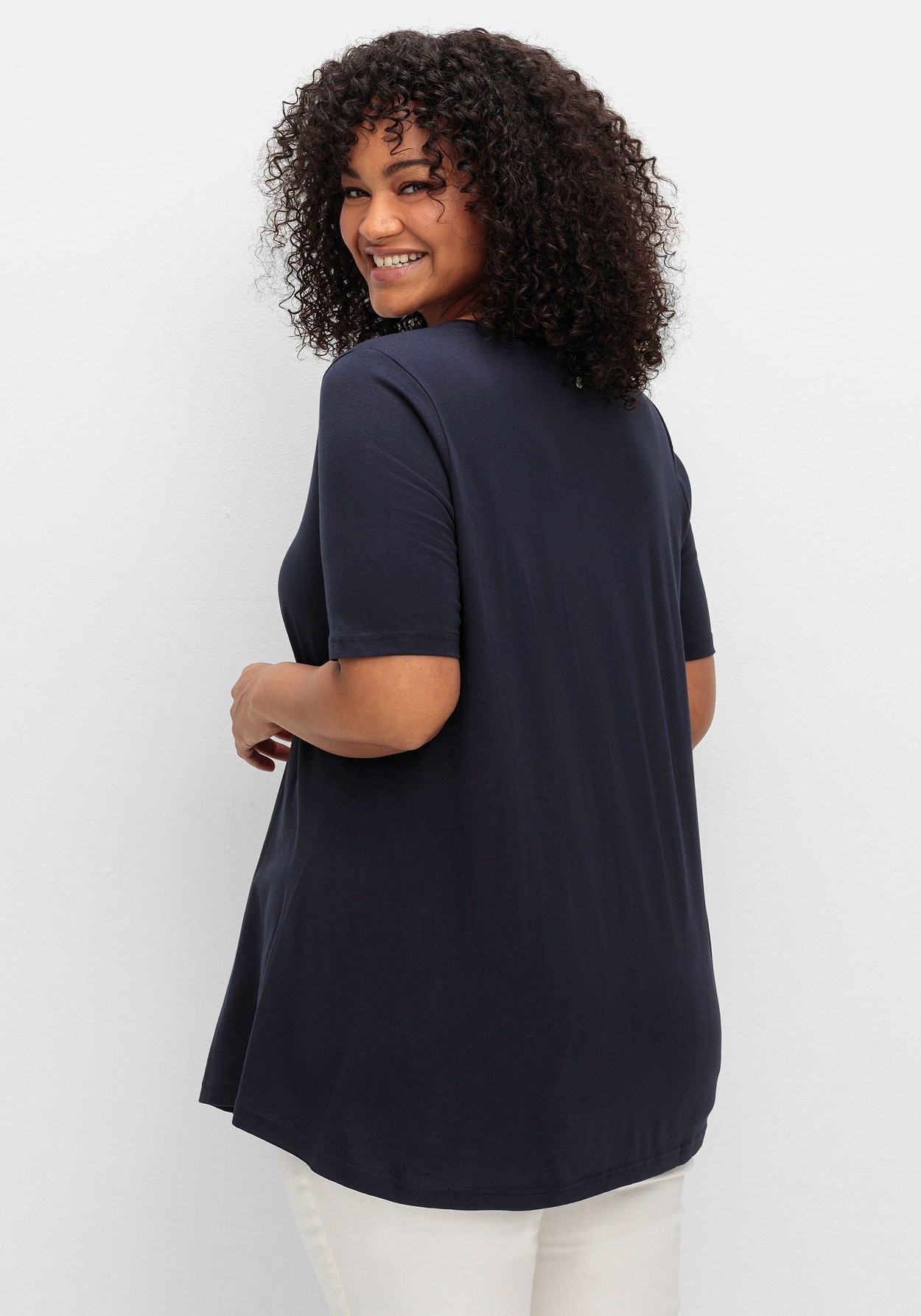 Sheego T-Shirt »Shirt in A-Linie in A-Linie, mit Kellerfalten am Ausschnitt«, in A-Linie, mit Kellerfalten am Ausschnitt