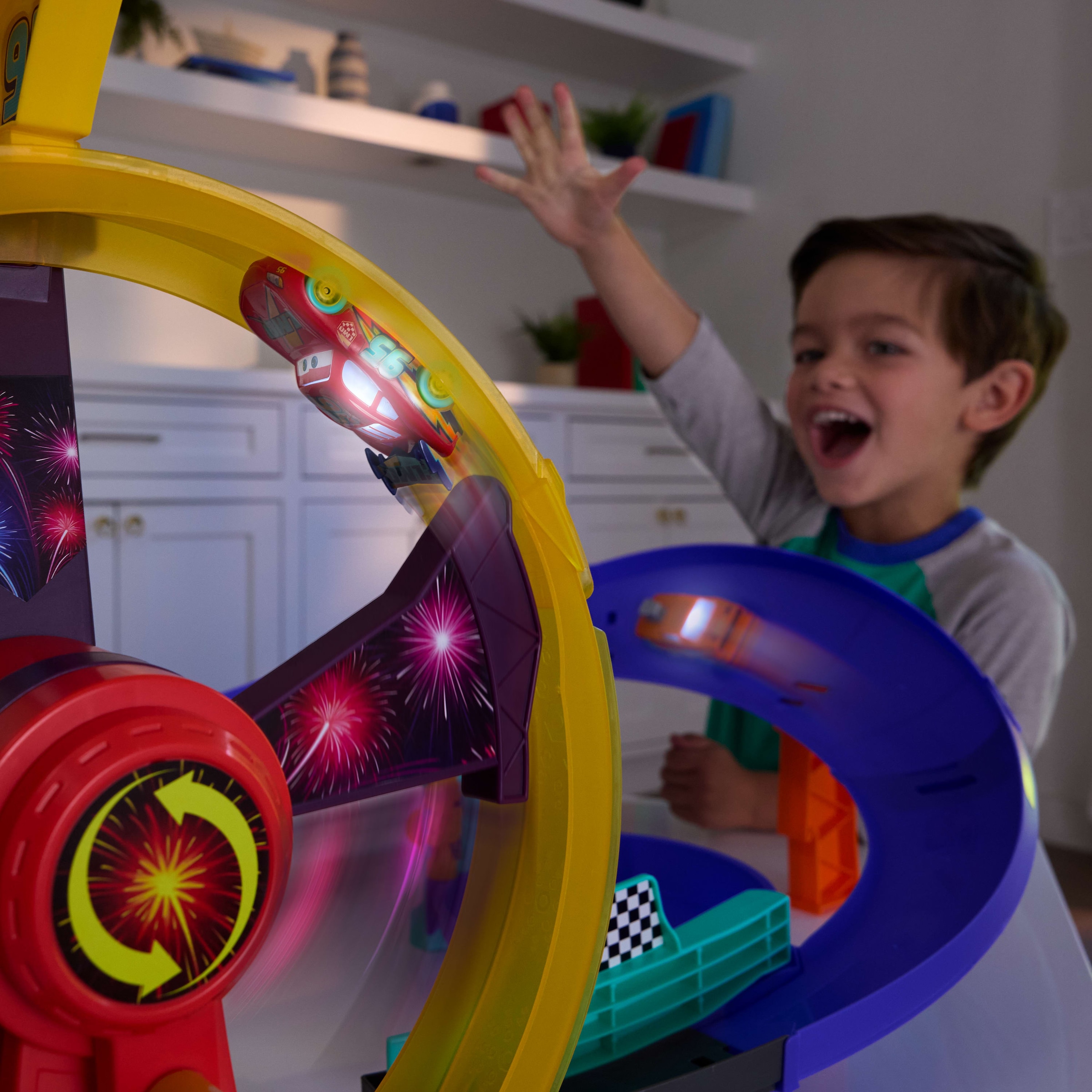 Mattel® Autorennbahn »Disney Pixar Cars, Lightning McQueen Celebration Rennstrecke« Inklusive Fahrzeug mit Licht