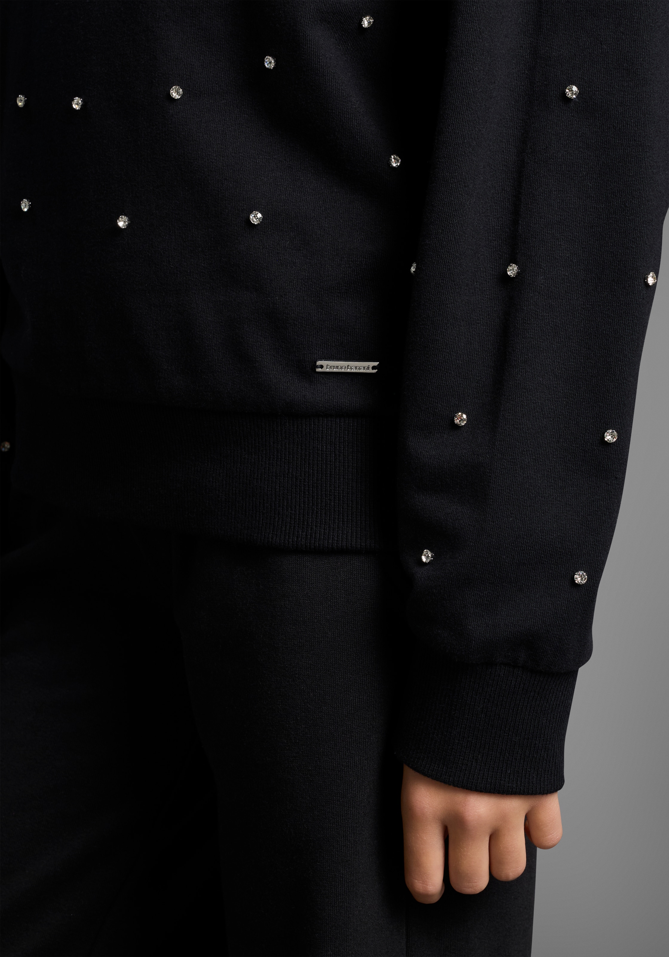 Bruno Banani Sweatshirt »Kurzgeschnittenes Sweatshirt mit Strass-Steinen«, Für TEENS. Trendiges Shirt mit Strass-Steinen
