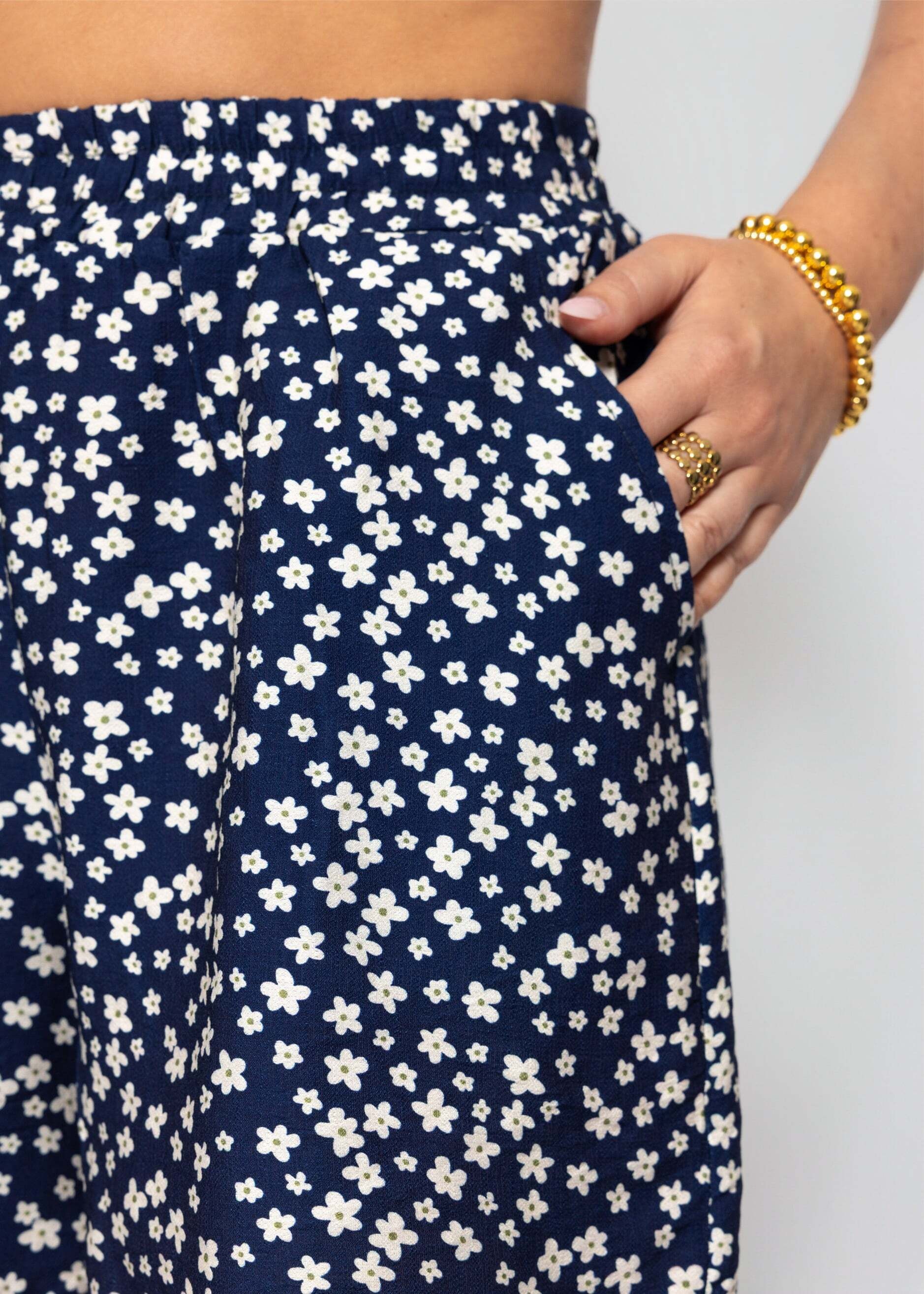 SASSYCLASSY Shorts »Shorts mit floralem Druck«  Lockere Viskoseshorts mit elastischem Bund und seitlichen Taschen