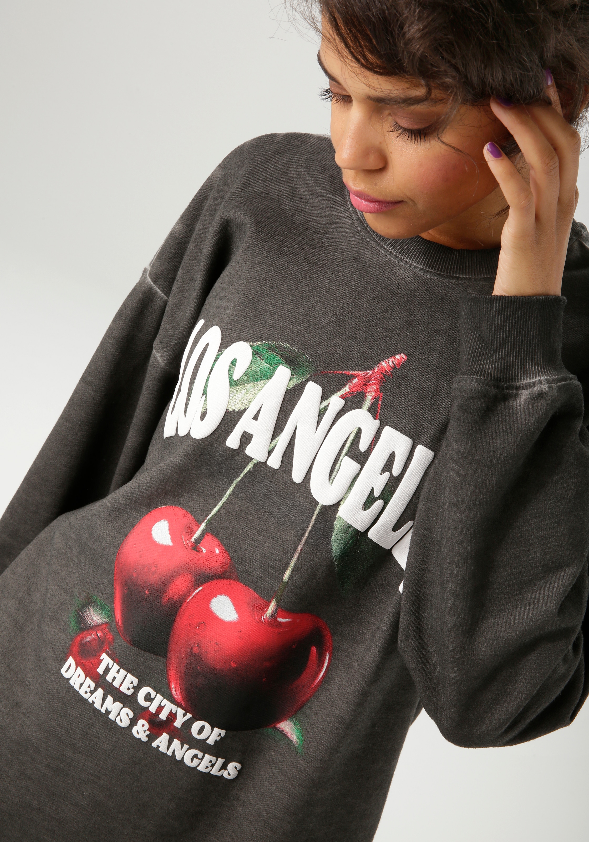 Aniston CASUAL Sweatshirt , mit knackigen Kirschen und Schriftzügen bedruckt
