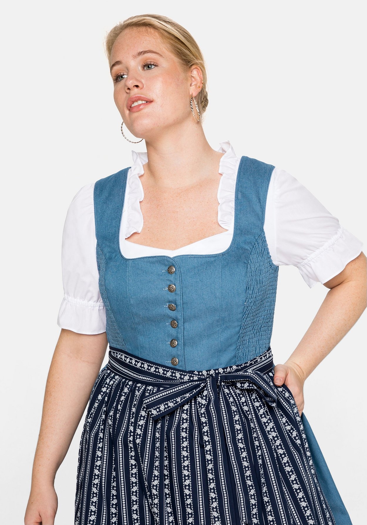 Sheego Dirndl »Dirndl mit Schürze in Denim-Optik mit Schürze 2-tlg.«, in Denim-Optik mit Schürze 2-tlg.