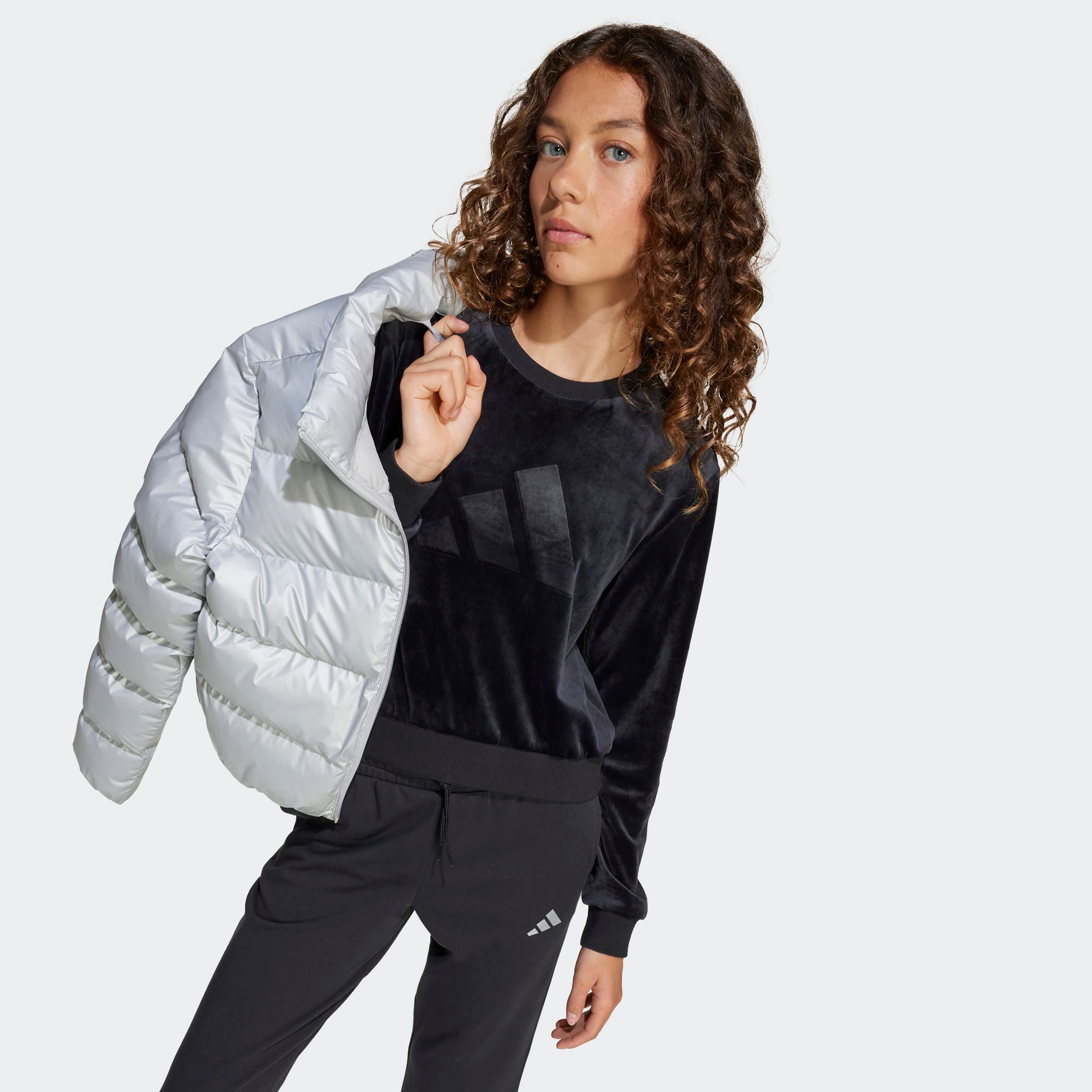 adidas Sportswear Sweatshirt »GIRL HOLIDAY BAUCHFREIES«, aus weichem Samt, bauchfreier Schnitt, Rundhalsausschnitt
