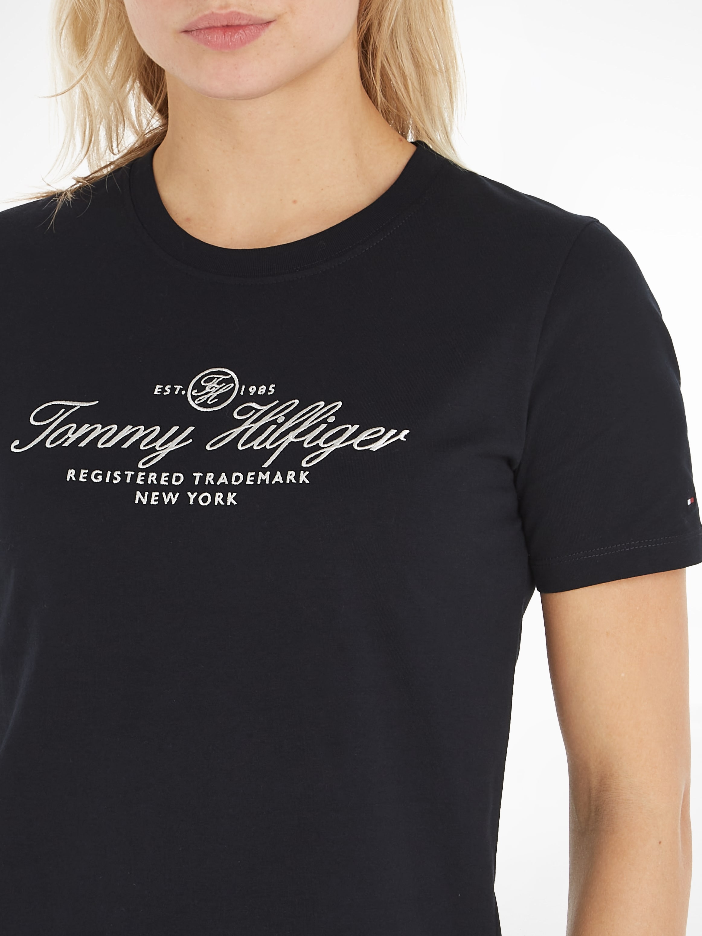 Ärmelabschluss auf ♕ Markenlabel dem bei C-NK SS«, Tommy dezentem Hilfiger mit SCRIPT HILFIGER »REG T-Shirt