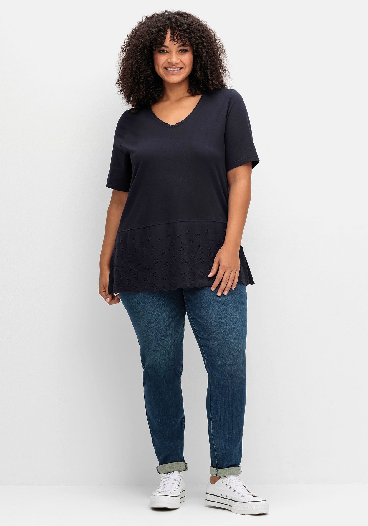 Sheego T-Shirt »Shirt mit Lochstickerei-Passe am Saum«