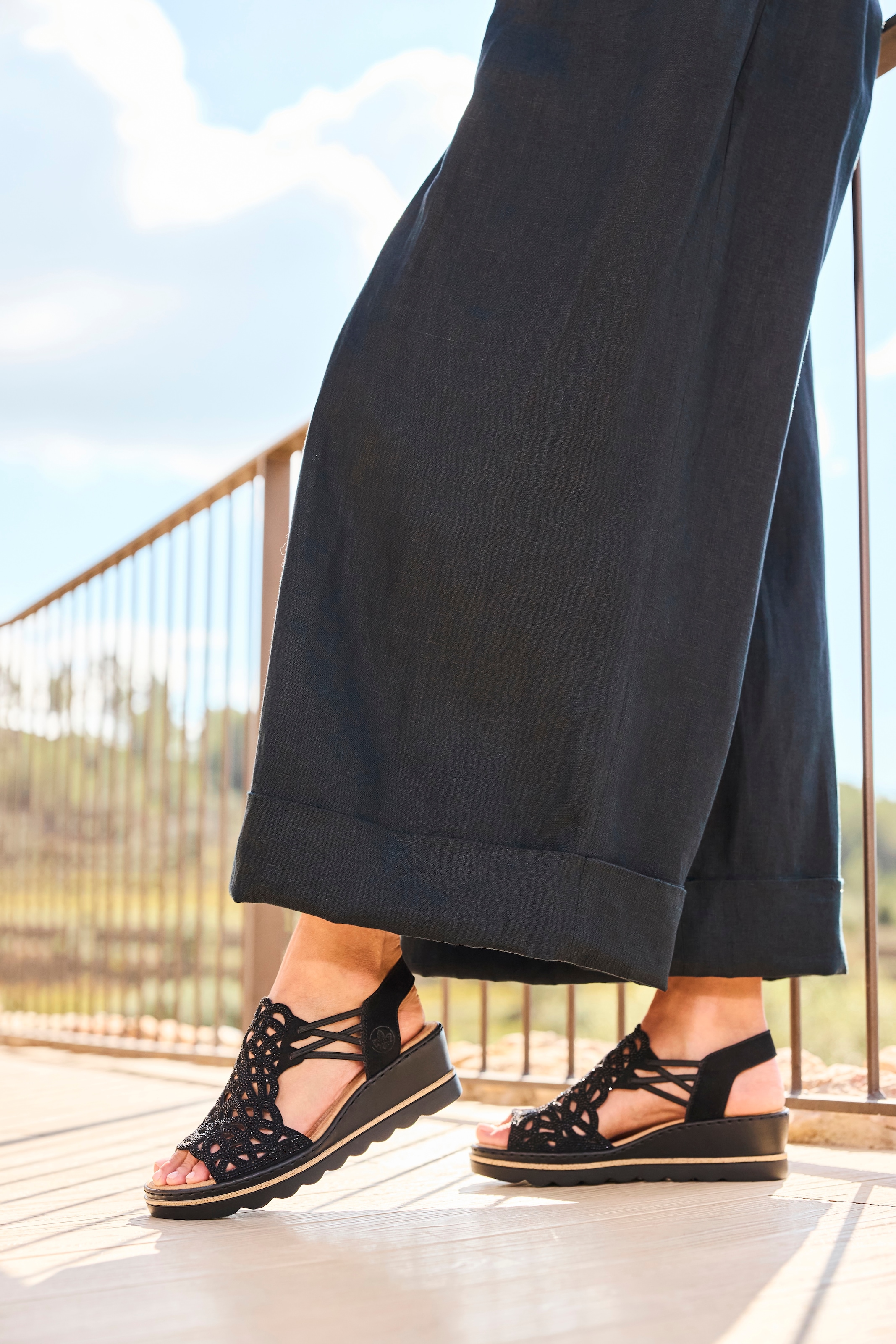 Rieker Keilsandalette  Sommerschuh, Plateausandale, Schlupfschuh mit Schmucksteinchen