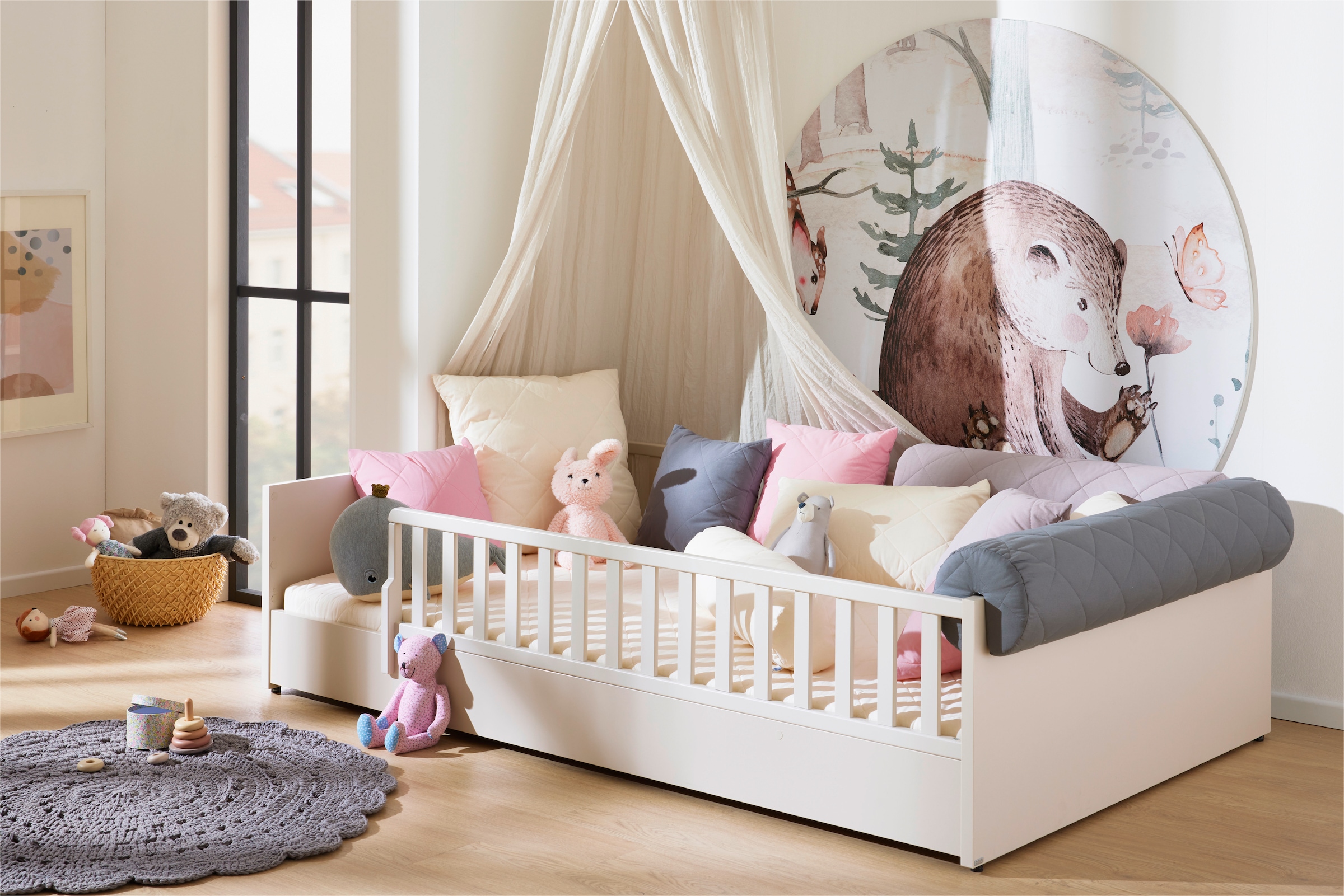 PAIDI Babymöbel-Set »LITTLE FLO, 4-teiliges Kinderzimmer in Beige, hochwertiges Komplettset« Spar-Set, 120x200cm Bodenbett, Kleiderschrank 3-türig, Wickelkommode & Aufsatz, 4 tlg. Jugendzimmer, Soft-Close, mitwachsendes Bett - 3-fach umbaubar