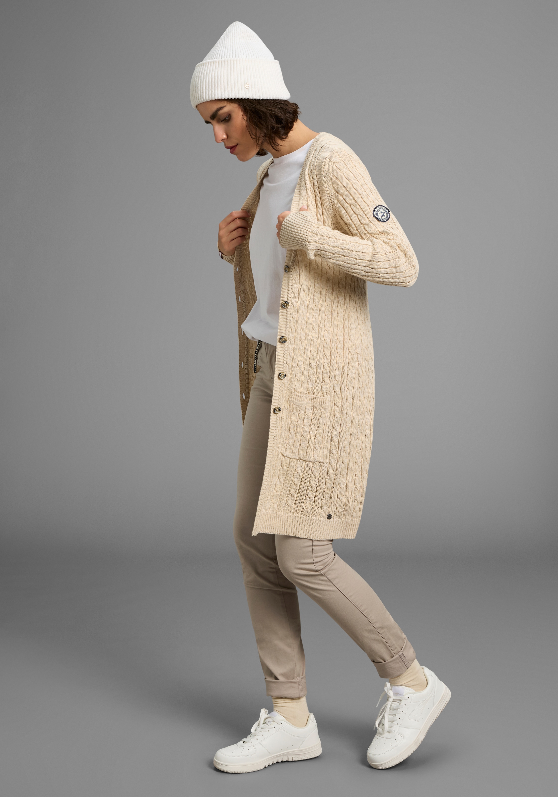 KangaROOS Longstrickjacke, mit trendigem Zopfmuster und Taschen
