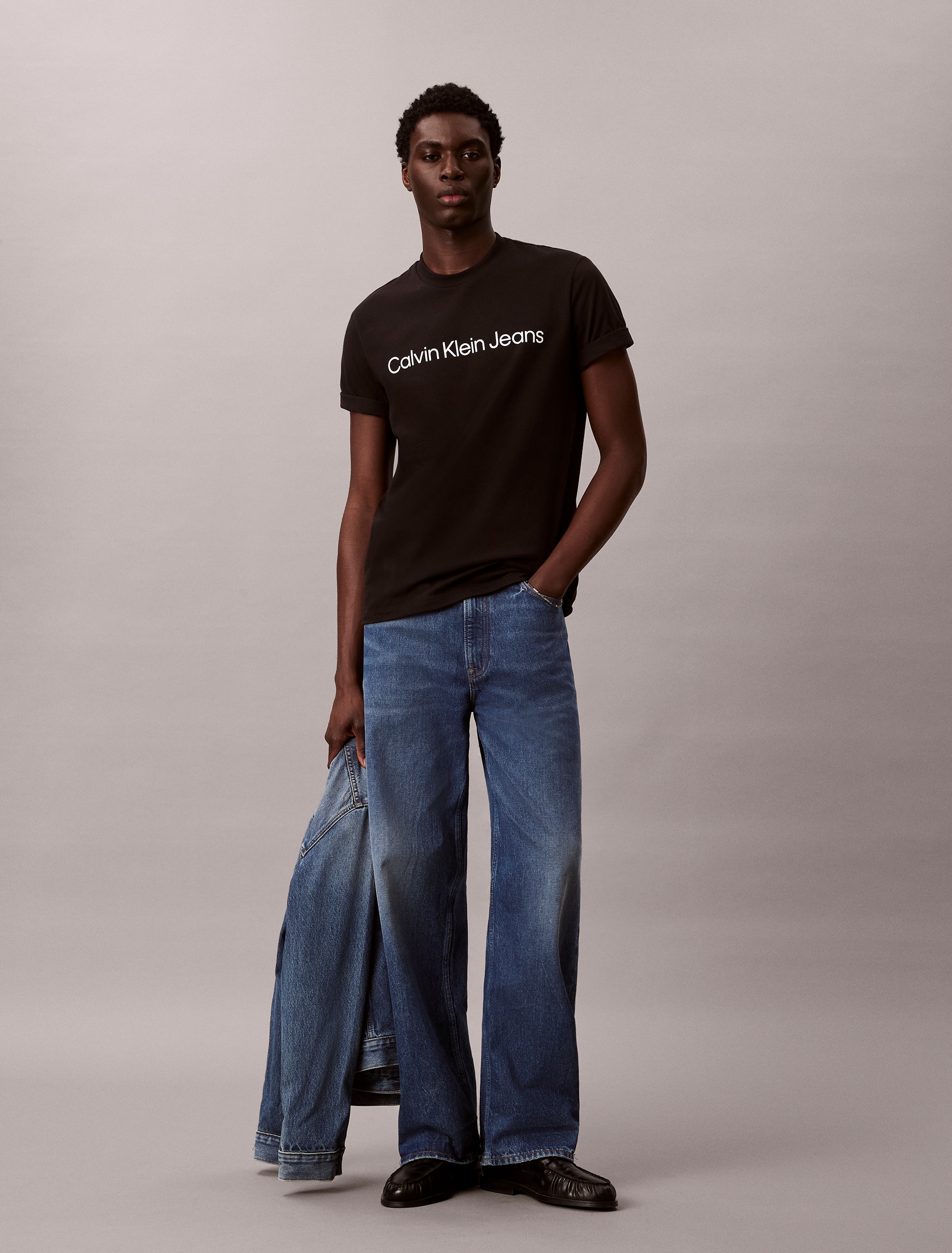 Calvin Klein Jeans T-Shirt Rundhalsausschnitt, Regular Fit, Logoschriftzug