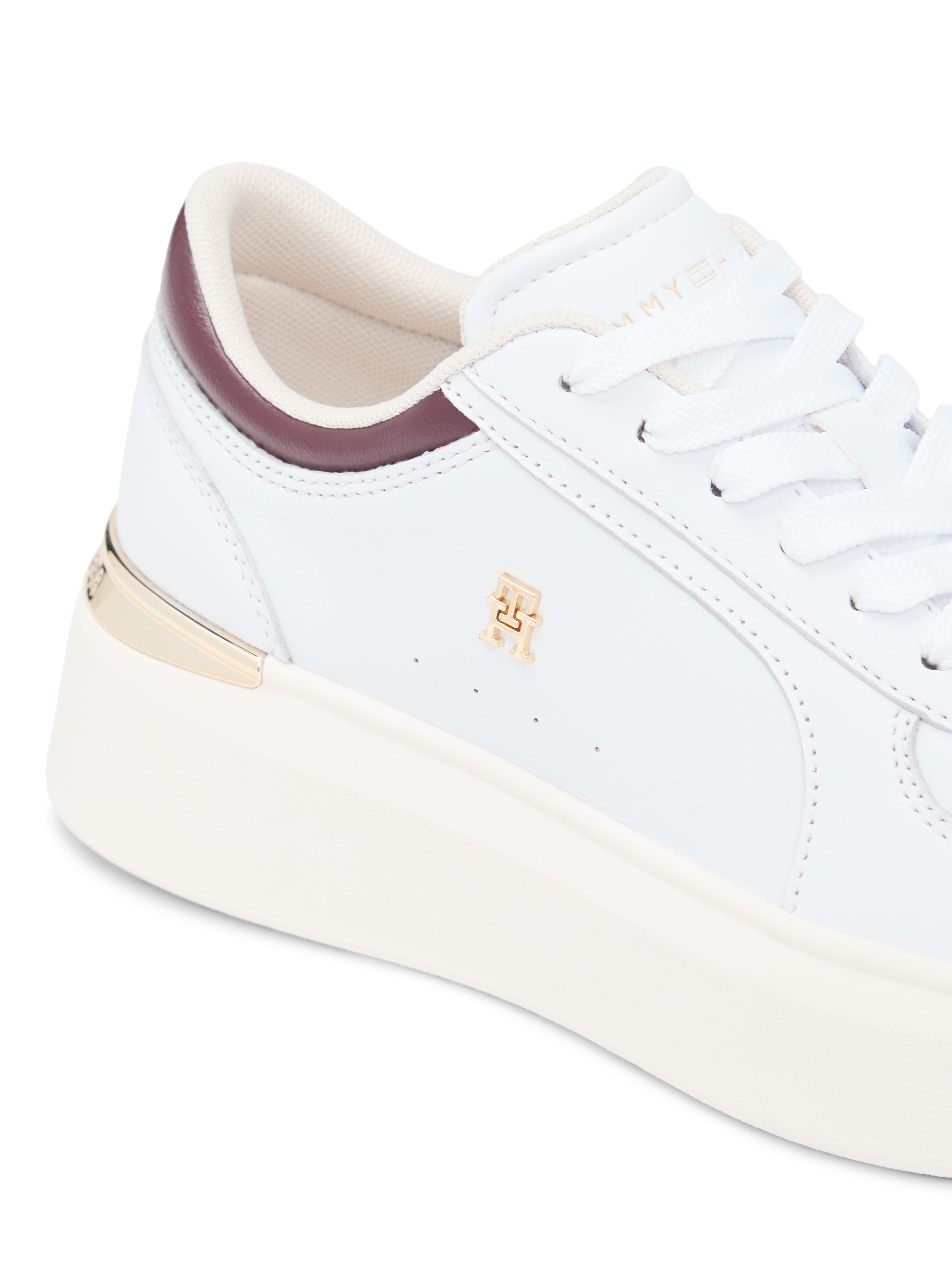 Tommy Hilfiger Plateausneaker »SHINY LEATHER PLATFORM SNEAKER«  , Halbschuh, Schnürer mit Besatz in Metallicoptik an der Ferse