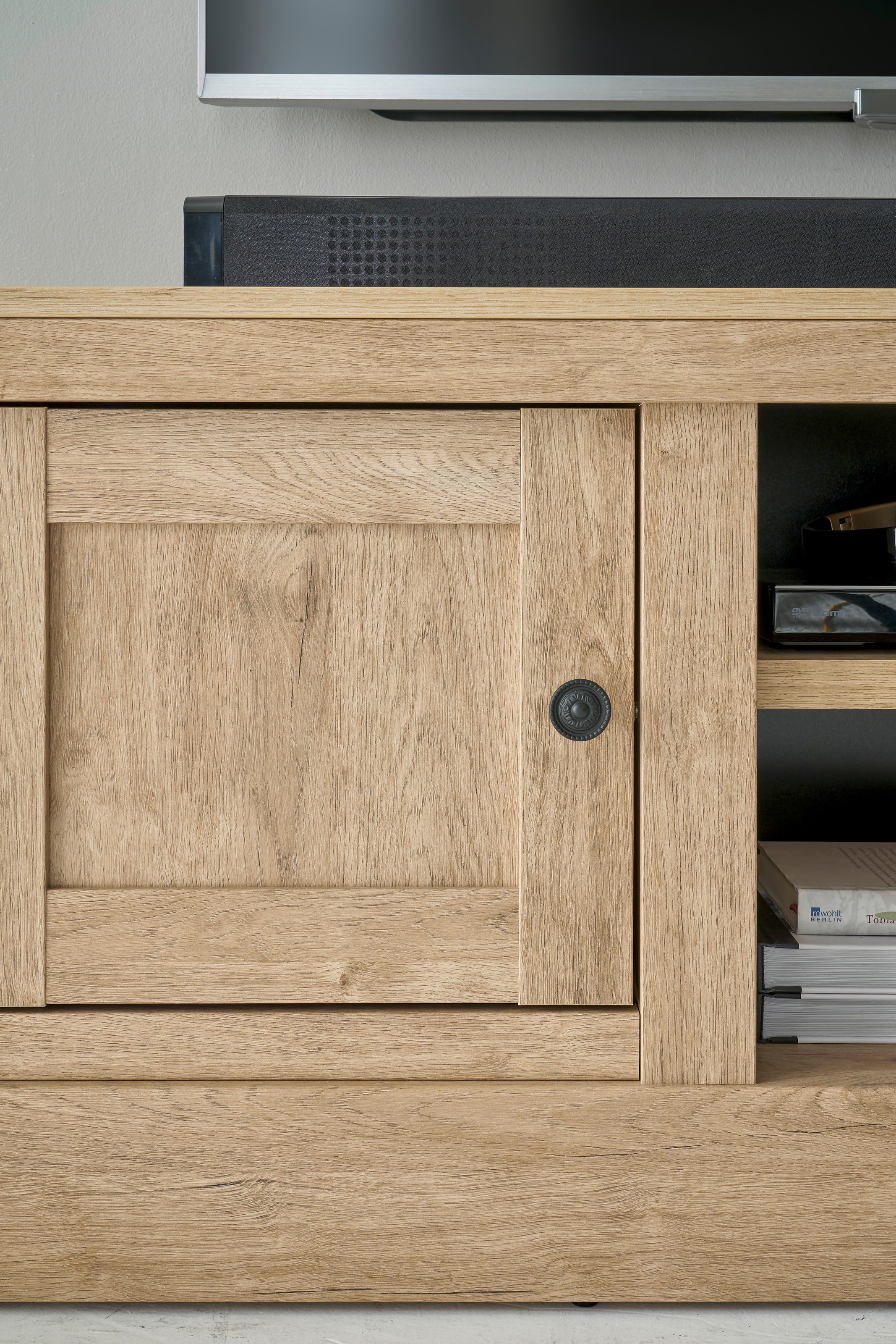 Home affaire Lowboard »Cornwall, Unterschrank im Landhausstil, Kommode, Eiche Dekor« 1 Stk. tlg. verschnörkelte Metallgriffe, offene Fächer und Türen, 152 cm breit