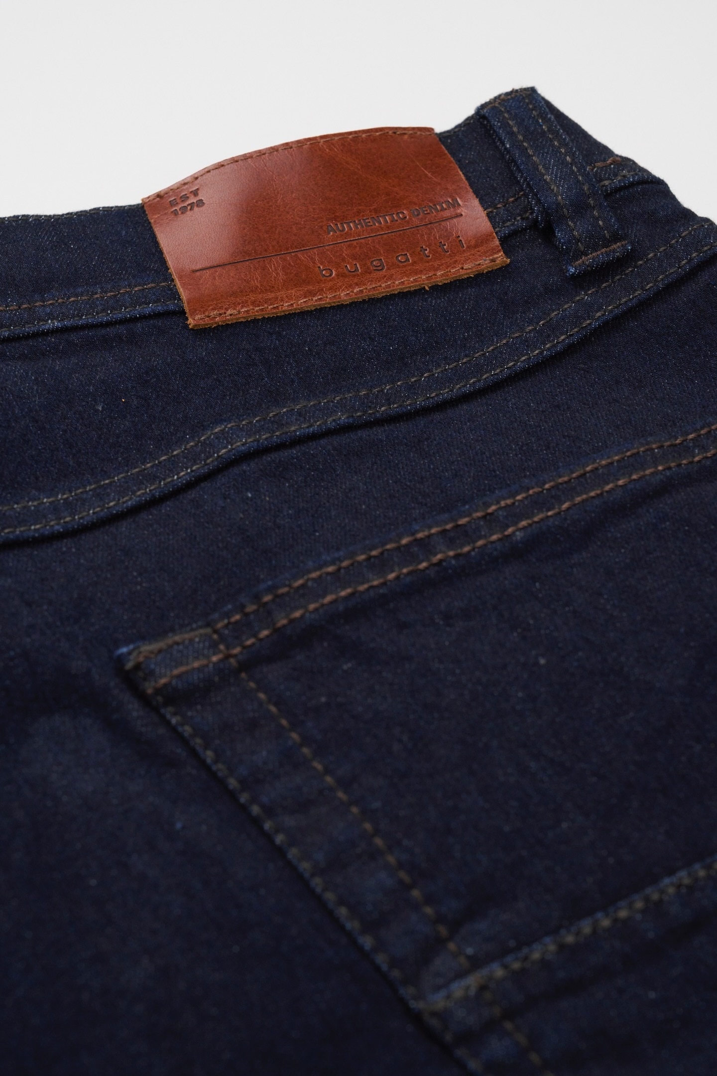 bugatti 5-Pocket-Jeans »Regular Fit«, aus Authentic Denim mit Stretch-Komfort