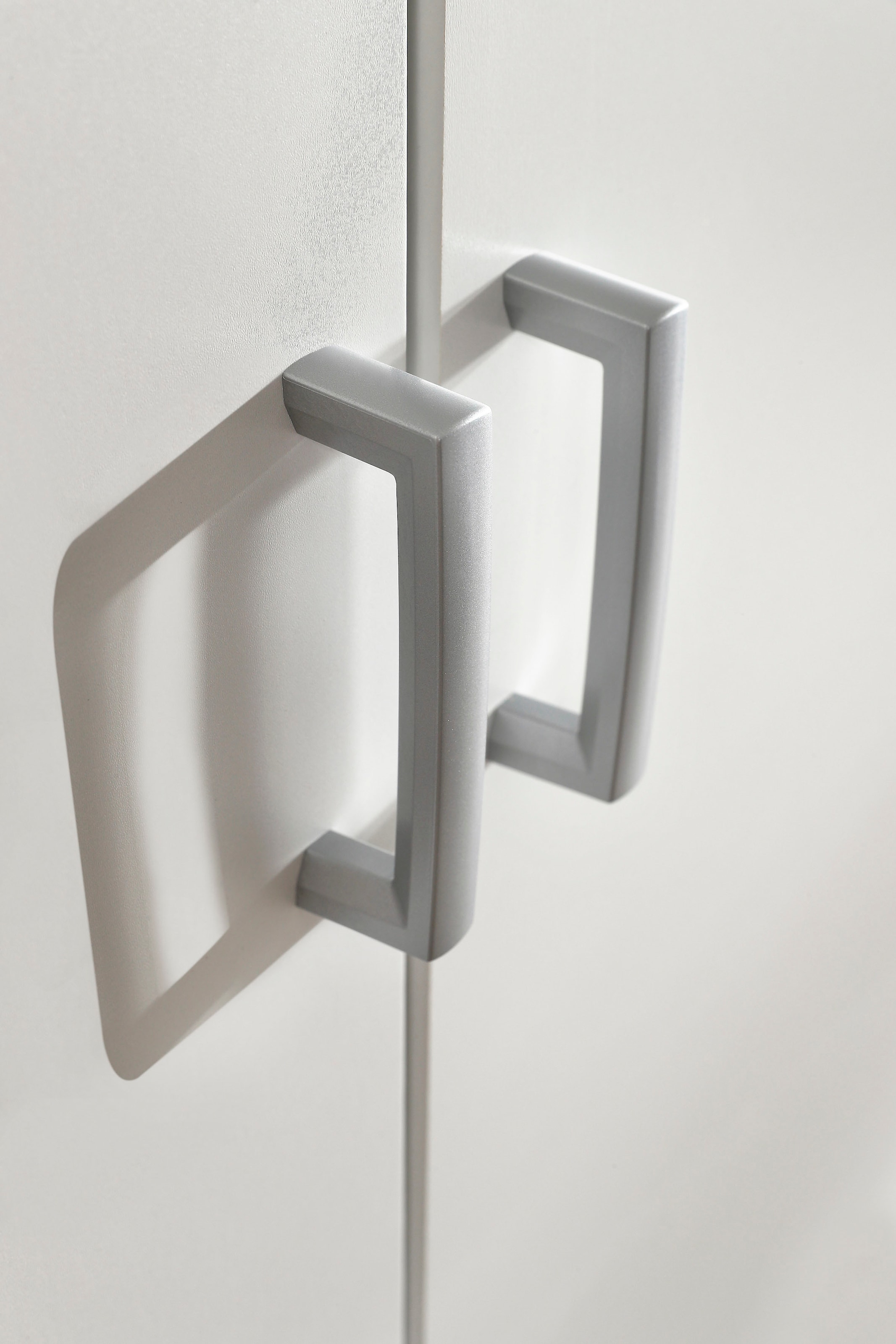 rauch Kleiderschrank »Schrank Garderobe Ankleide GAMMA Breiten 91/136/181/226/271/315/360 cm« in 3 Ausstattungen BASIC/CLASSIC/PREMIUM (inkl. SOFT-CLOSE-Funktion),  verschiedene Griff-Varianten, mit Spiegel TOPSELLER MADE IN GERMANY