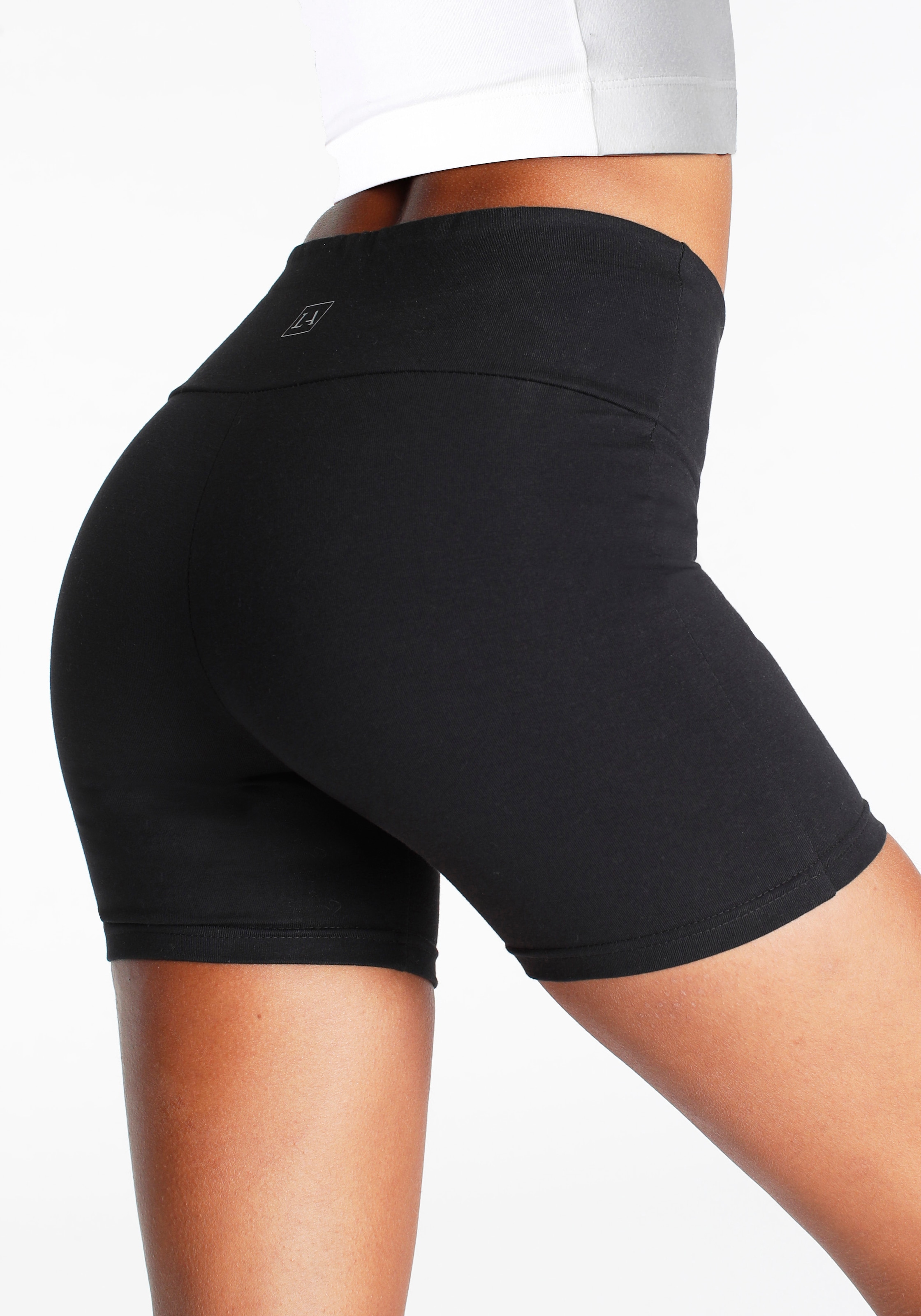 LASCANA Shorts, mit breitem Bündchen und Logodruck, Loungewear