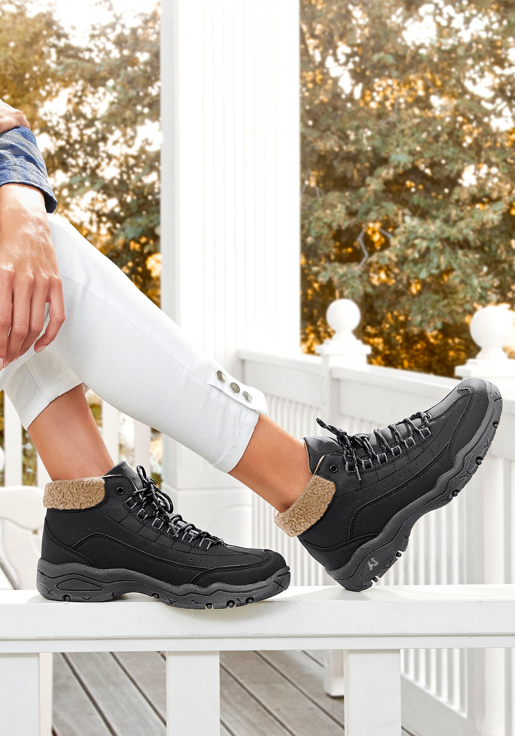 LASCANA Winterstiefelette, Outdoor Boots, Ankle Sneaker mit robuster Sohle und Warmfutter