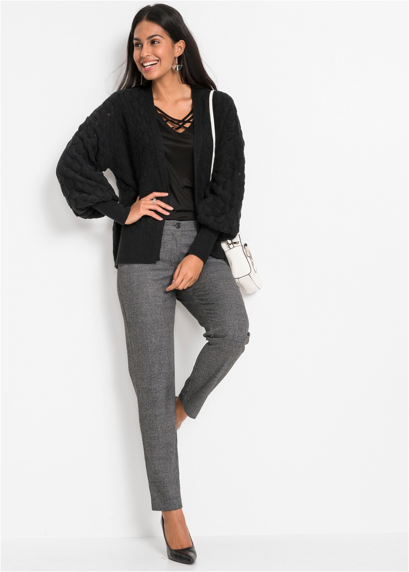 bonprix Ajourstrickjacke »Ajour-Strickjacke« Oversize-Passform, Ajour-Muster, femininer Stil, aus Polyacryl