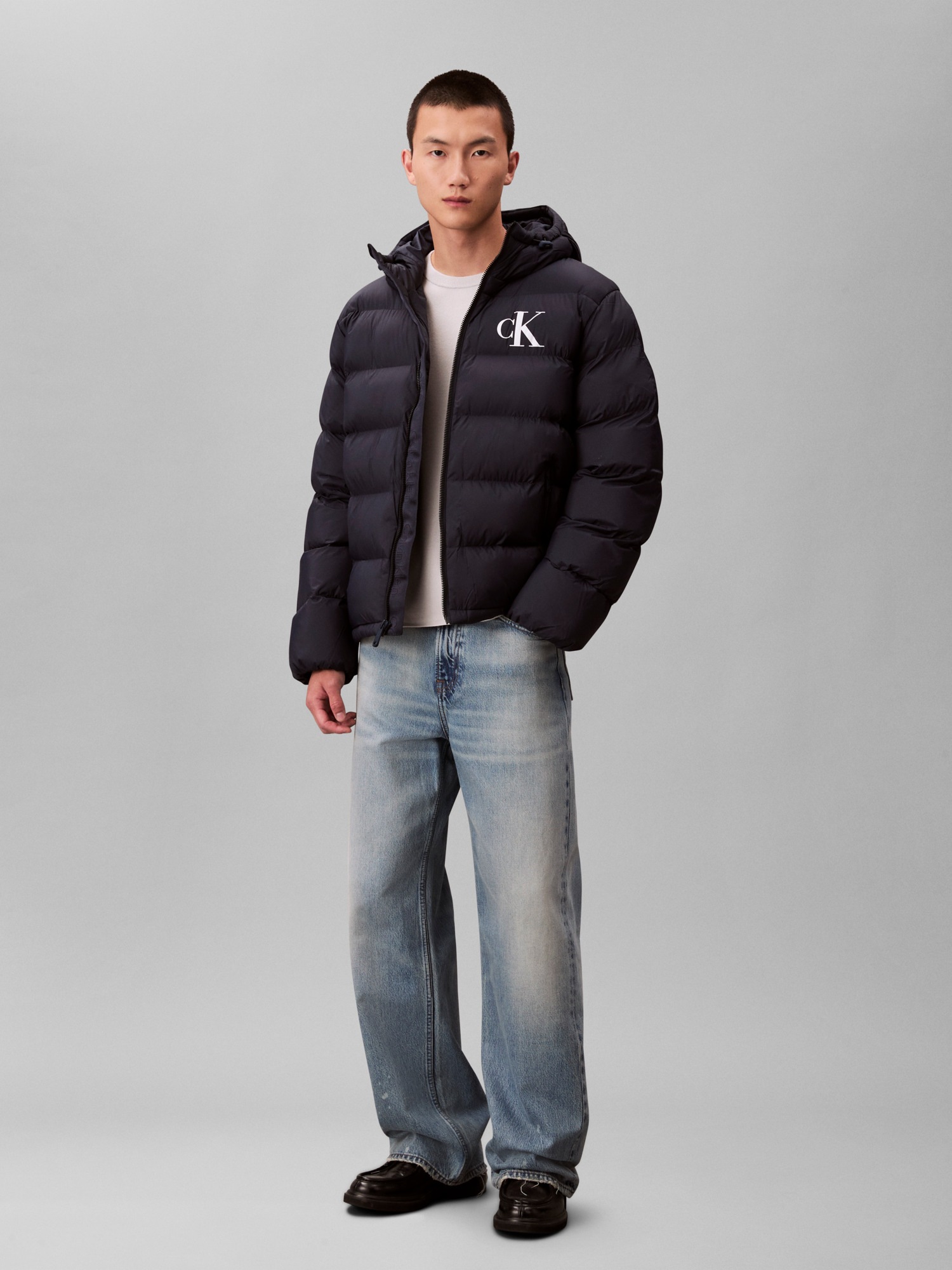 Calvin Klein Jeans Steppjacke »LS NYLON MONOGRAM PUFFER JKT« ohne Kapuze Mit Rundhalsausschnitt, regular fit
