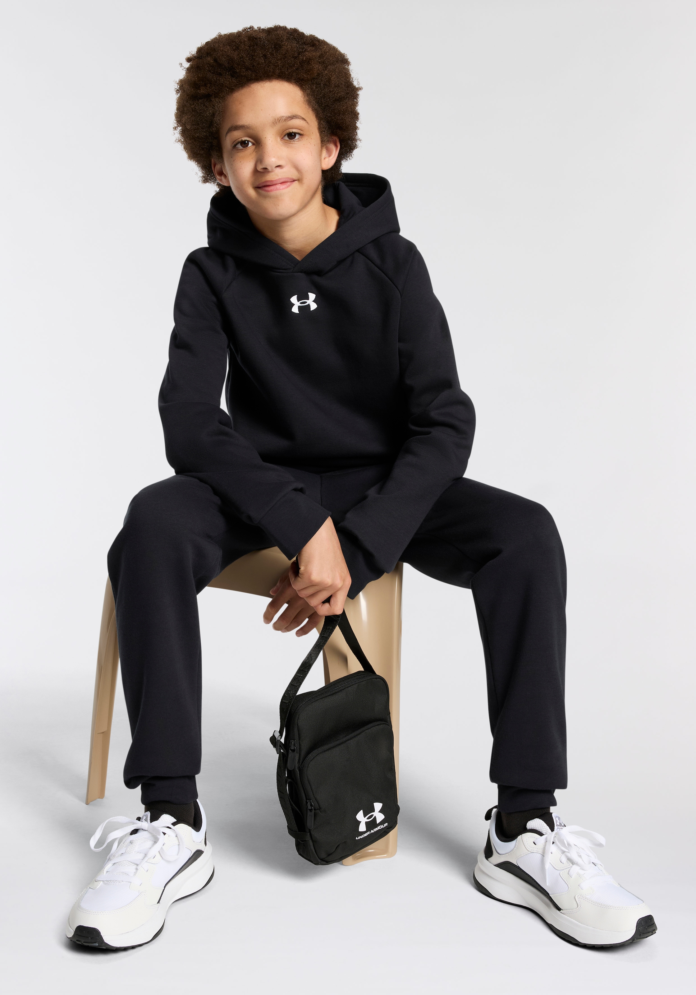 Under Armour® Kapuzensweatshirt »Rival«, mit Bündchen am Rumpfabschluss, hoch geschlossener Ausschnitt
