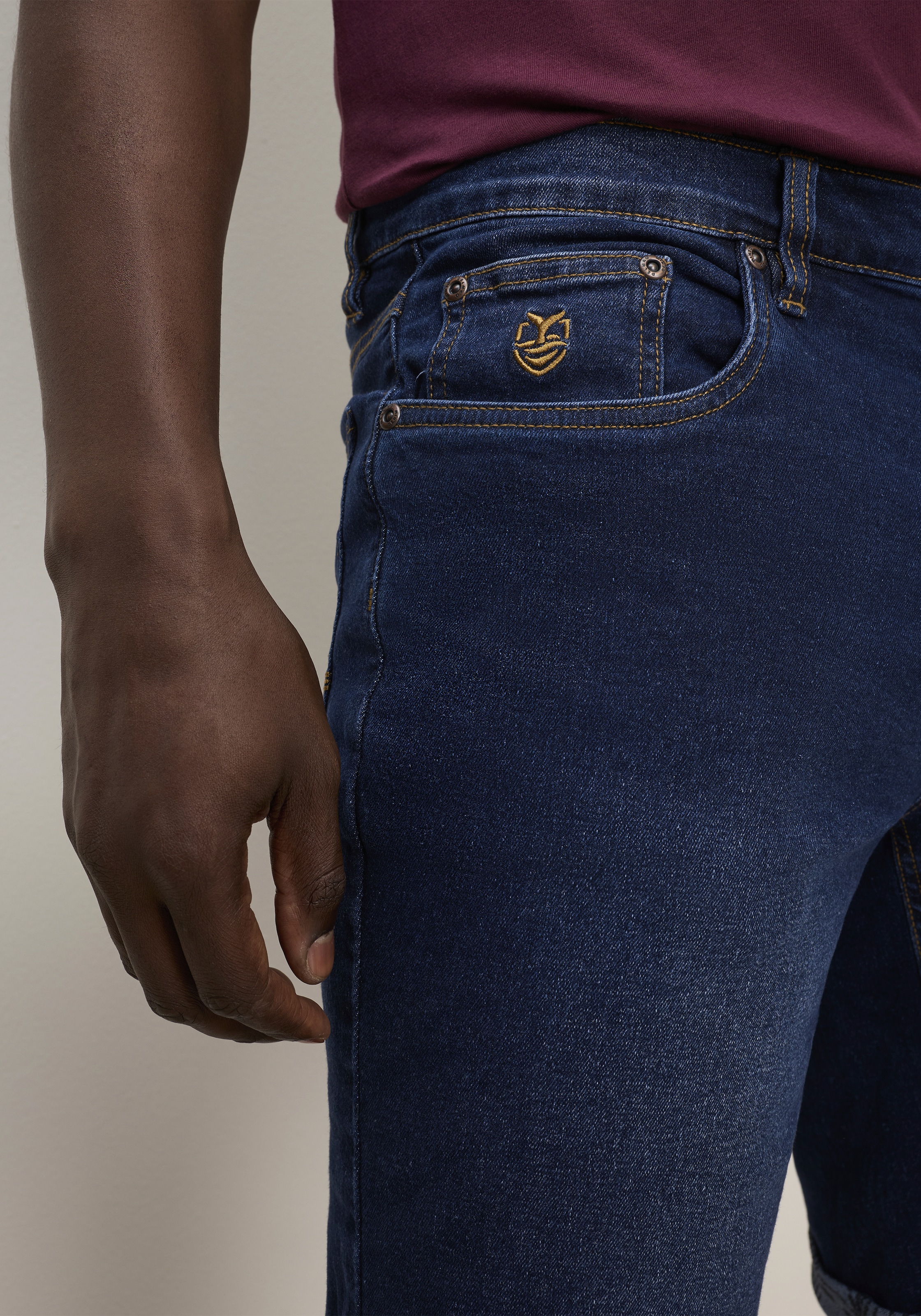 DELMAO Jeansshorts gerade geschnittene Beine, Regular-Fit, kniefreie Länge