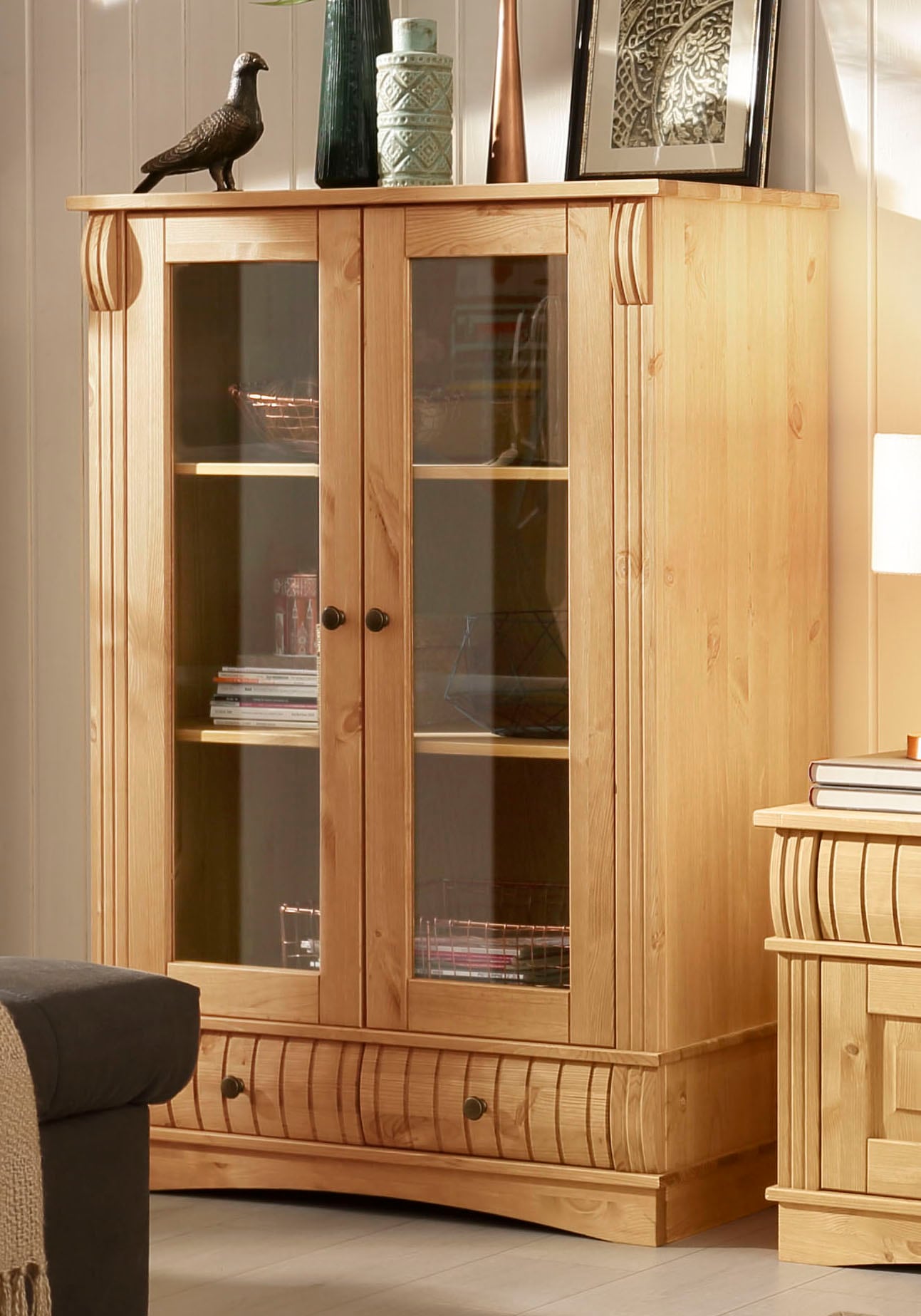 Home affaire Vitrine »Teresa«, mit 2 Glastüren und 2 Schubladen, Höhe 120 cm, aus Massivholz
