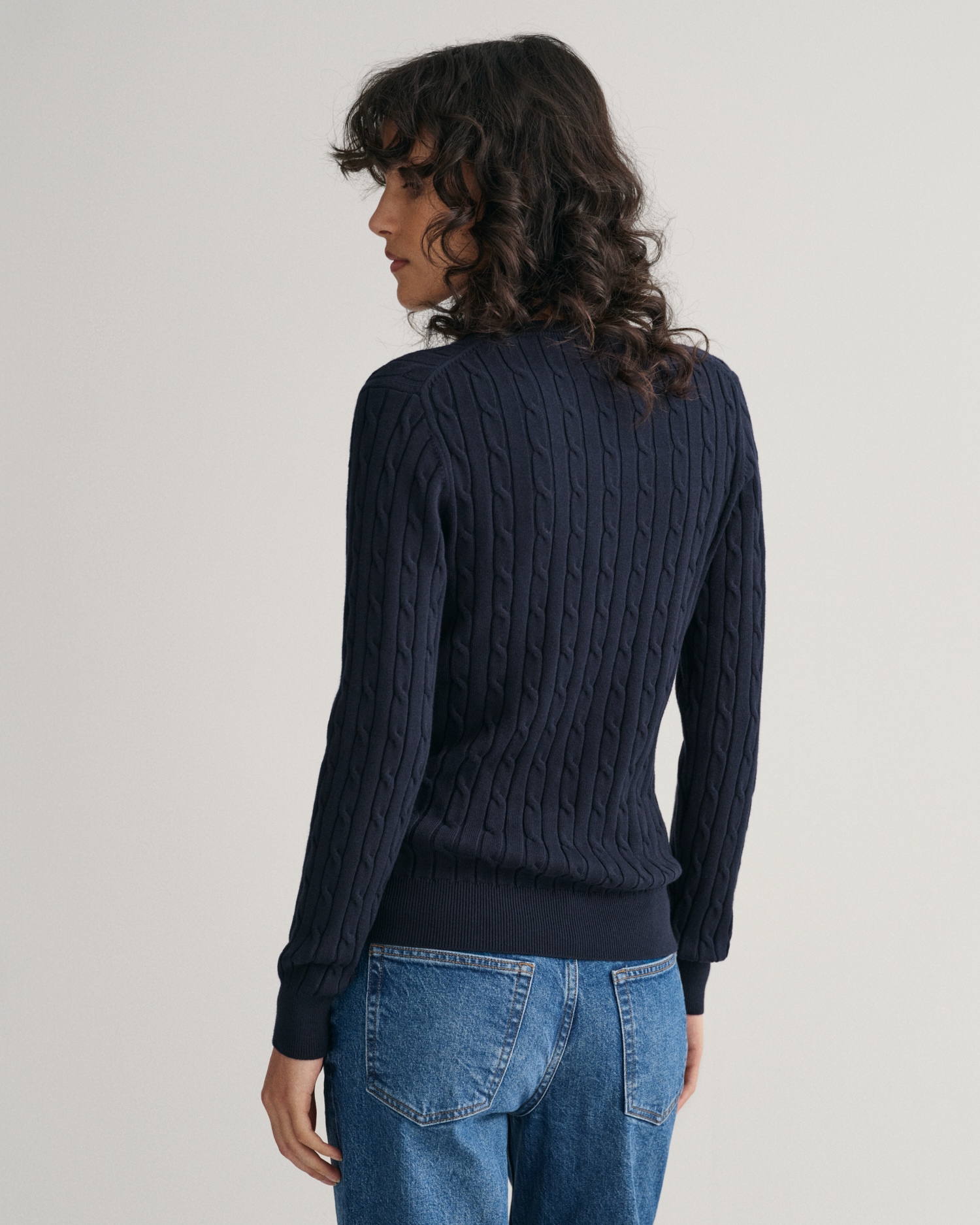 Gant Strickpullover »STRETCH COTTON CABLE V-NECK« mit Logostickerei auf der Brust