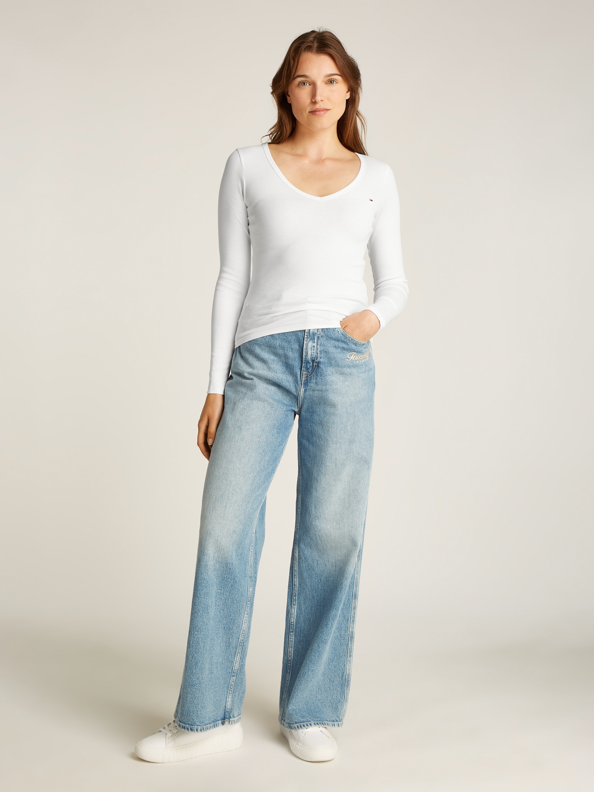Tommy Jeans Langarmshirt »TJW SLIM ESSENTIAL RIB V LS«, mit Logostickerei