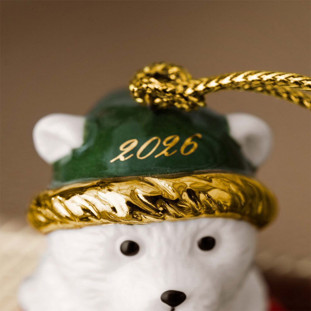 Villeroy & Boch Weihnachtsfigur »Ornament Plüschbär 2026 Christmas Classics 6,5 x 6,8 x 8 cm weiß-gold« Nur Dekoration