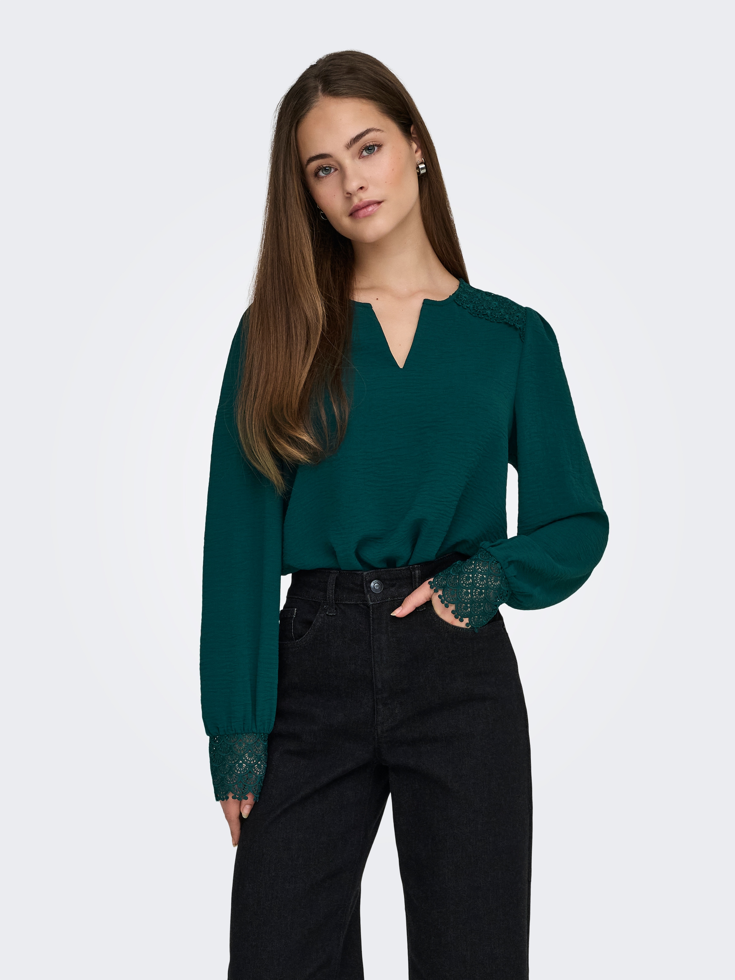 ONLY Langarmbluse »ONLCERENA METTE L/S LACE VNECK TOP WVN« Kunstfaser, regular fit, V-Ausschnitt