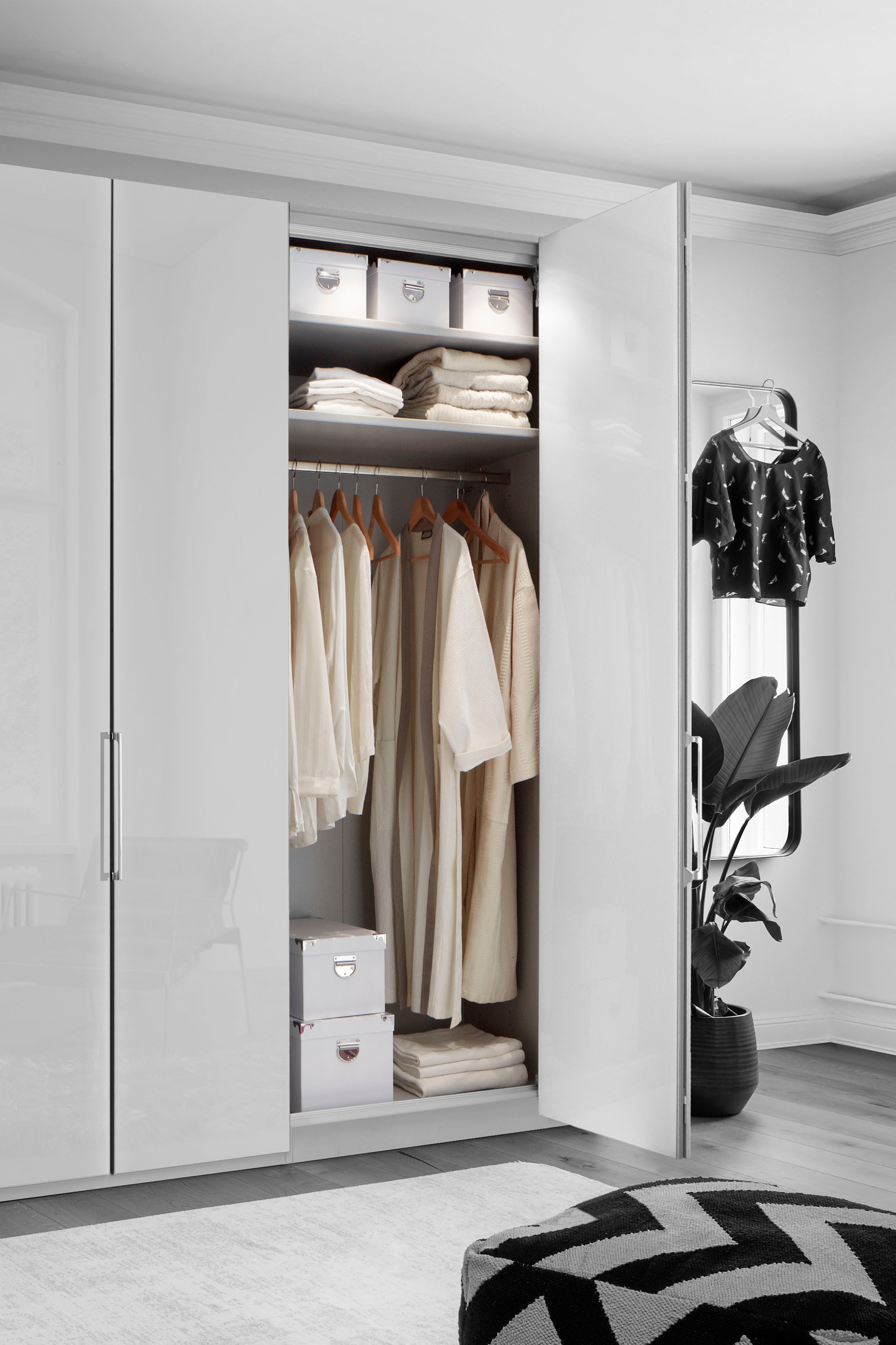 WIEMANN Falttürenschrank »Monaco« mit Teil-Glasfront sowie hochwertige Beschläge