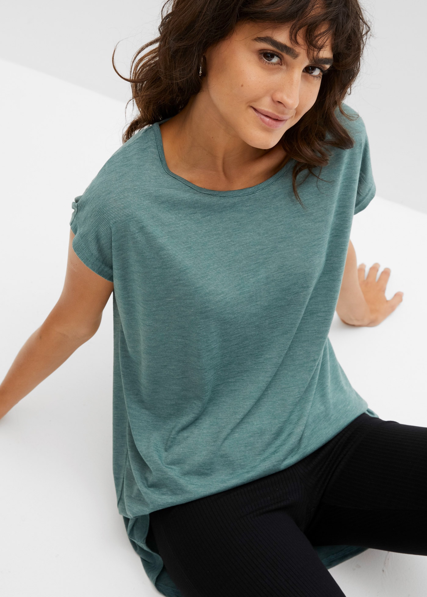 bonprix Longshirt »Longshirt aus Viskose-Mischung« lässige Passform, längeres Rückenteil, abgerundeter Saum