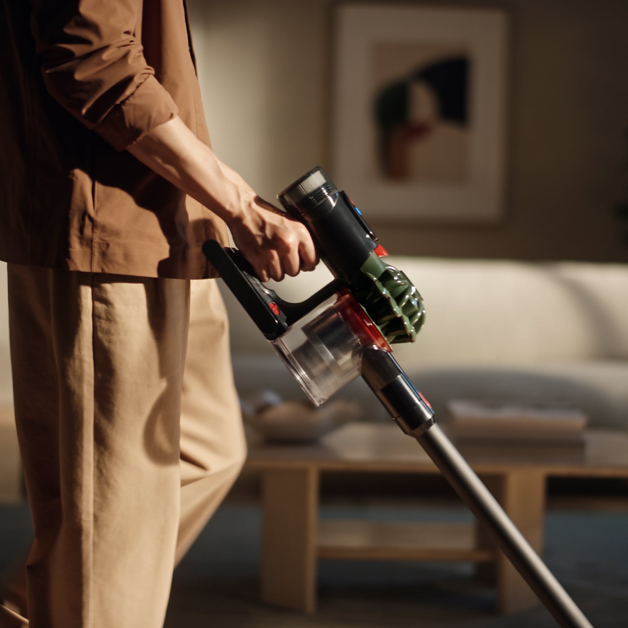 DYSON Akku-Hand-und Stielstaubsauger »V8 Cyclone« 150 AirWatt, 30 % mehr Leistung. 60 Minuten Laufzeit.