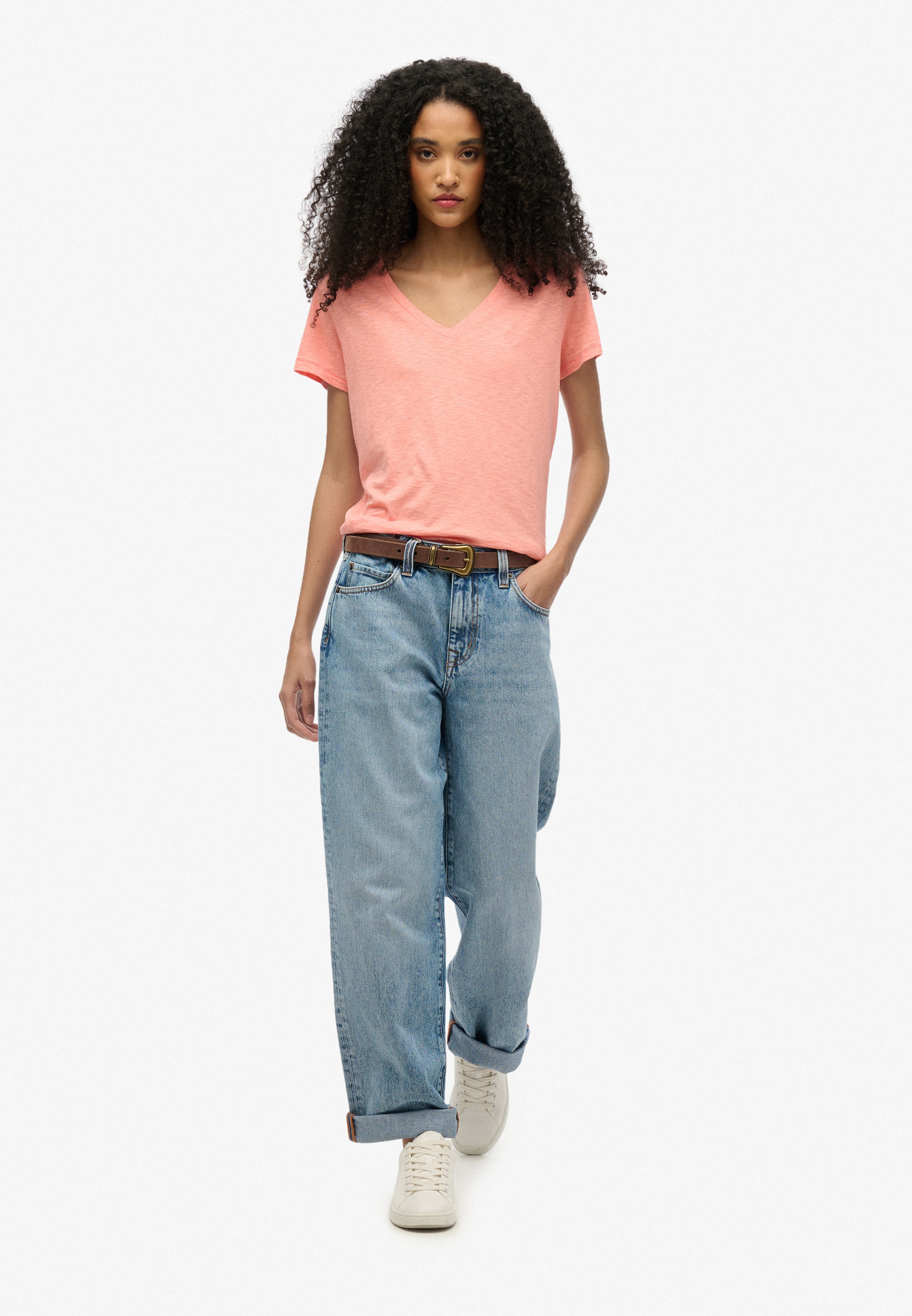 Superdry V-Shirt »STUDIOS SLUB EMB VEE TEE«, strukturiertes T-Shirt mit V-Ausschnitt und Stickerei