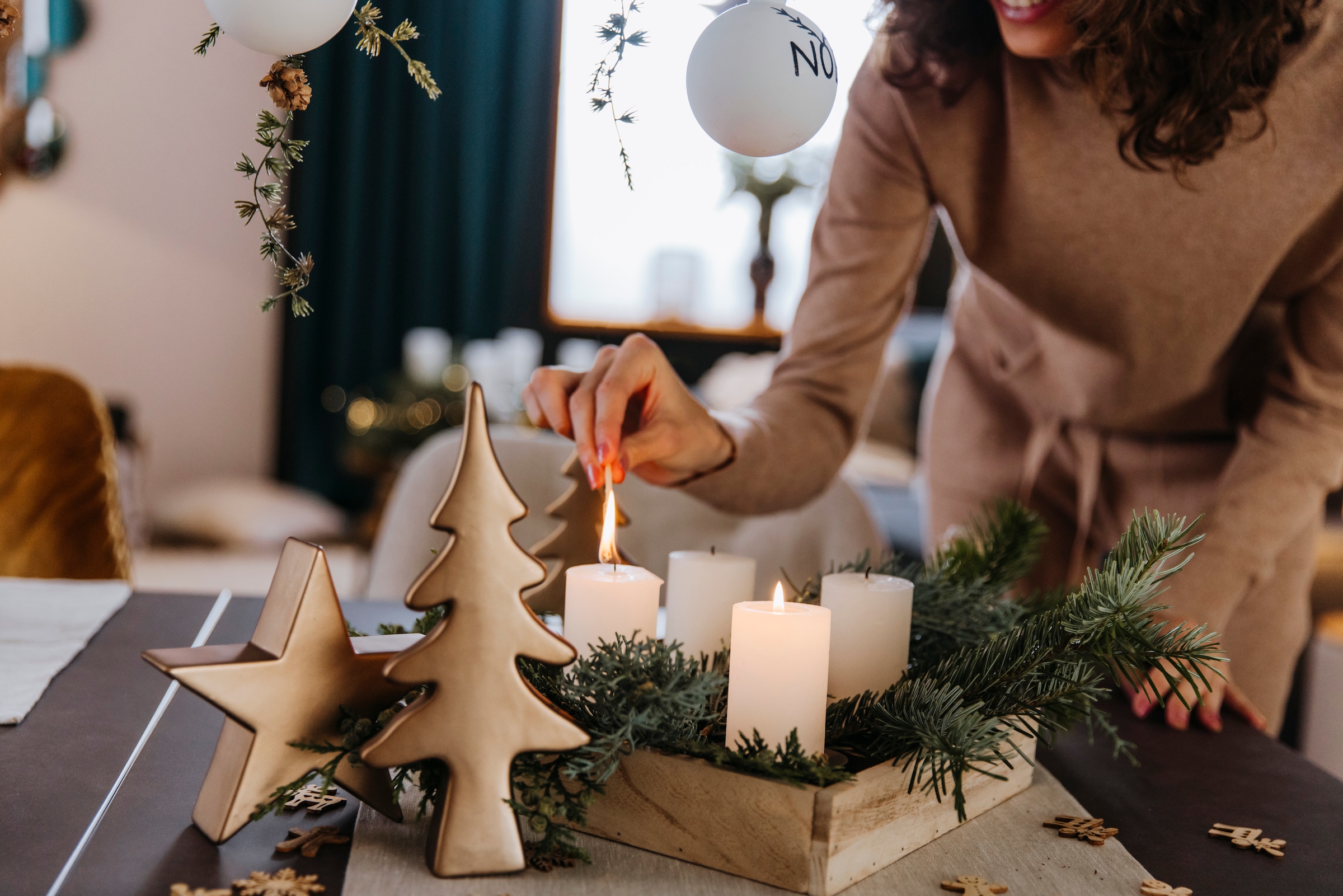 Home affaire Adventsleuchter »Kerzenhalter Ennsling mit 24  Streudekofiguren, 25x25 cm«, (1 St.), Weihnachtsdeko aus Holz und Metall,  Tablett mit 4 Kerzenhaltern auf Rechnung kaufen