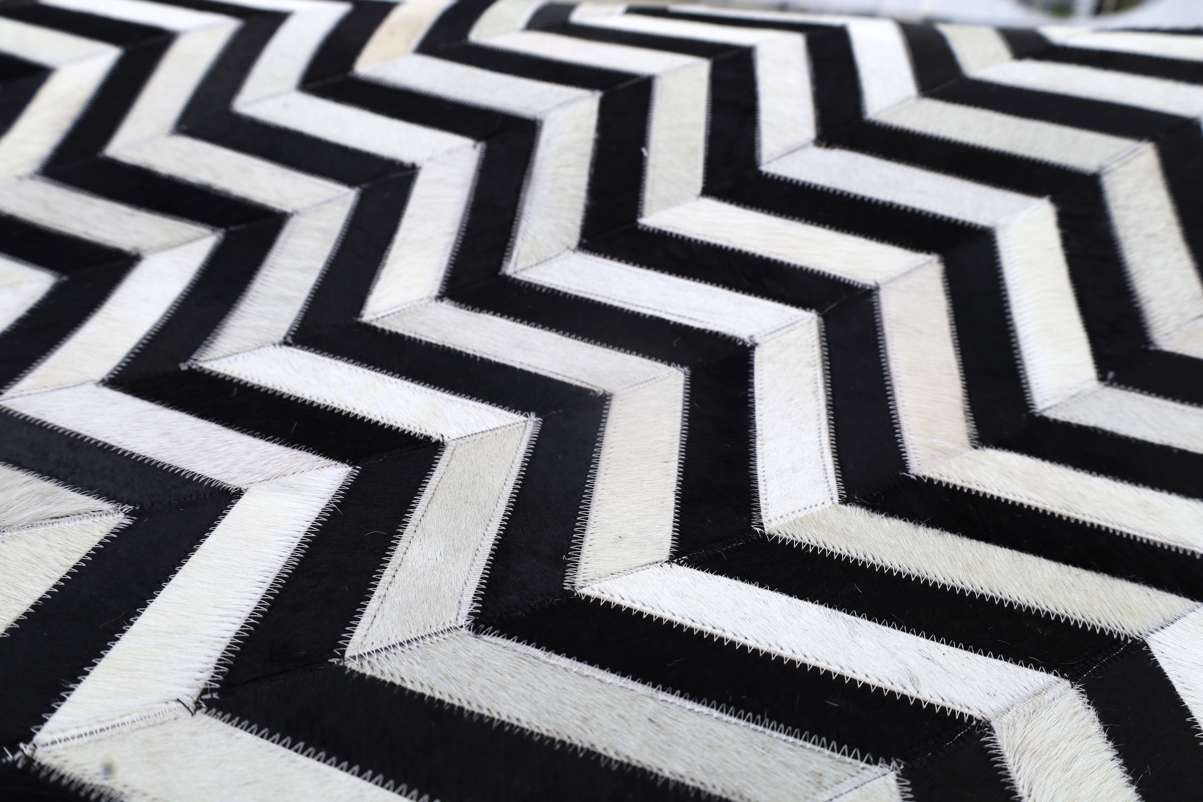 Myflair Möbel & Accessoires Fellteppich »ZEBRA EDGE, echtes Rinderfell« rechteckig 10 mm Höhe handgenäht, Naturprodukt, Zickzack Muster, natürliche Struktur