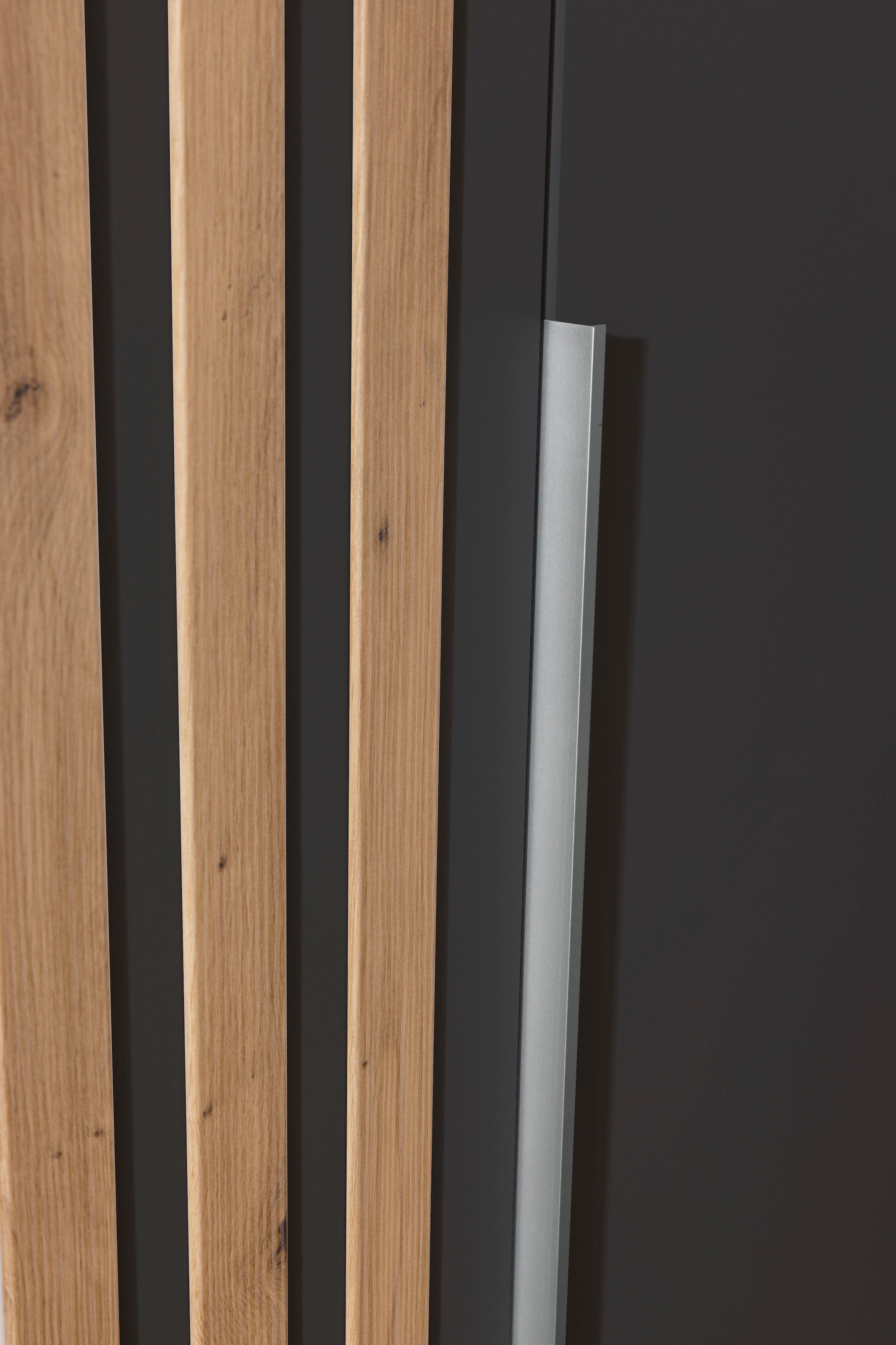 rauch Drehtürenschrank »Kleiderschrank Schrank Garderobe Breiten 181/226/271 cm LAMELLA« 3 verschiedene Ausstattungen BASIC/CLASSIC/PREMIUM (inkl. SOFT-CLOSE),  elegante Lamellen-Auflage in 3D Akustikpaneel Optik MADE IN GERMANY