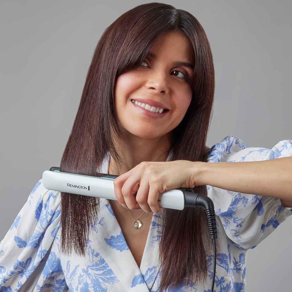 Remington Glätteisen »S8500 Shine Therapy«, Keramik-Beschichtung, Shine-Therapy Technologie, breite Stylingplatten, LCD Display