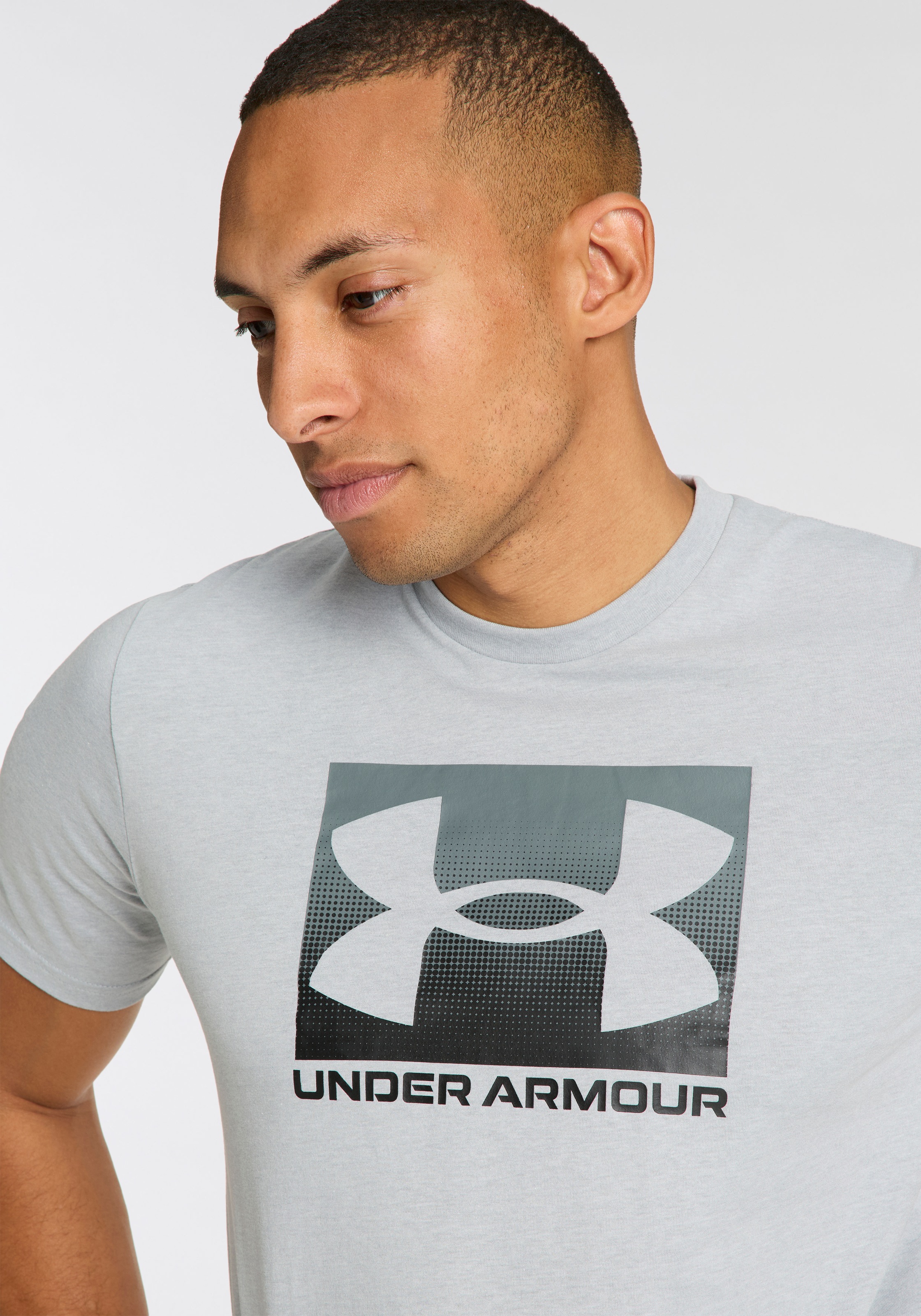 Under Armour® T-Shirt »UA M BOXED SPORTS UPDATED SS« sportlicher Stil, Rundhalsausschnitt, aus Baumwolle und Polyester